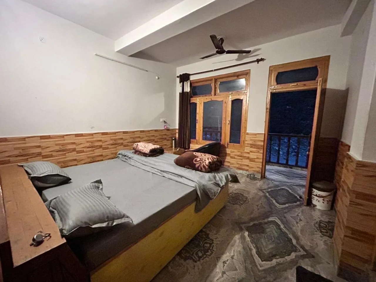 Photo of the whole room, Bed in Flipsyde Retreat