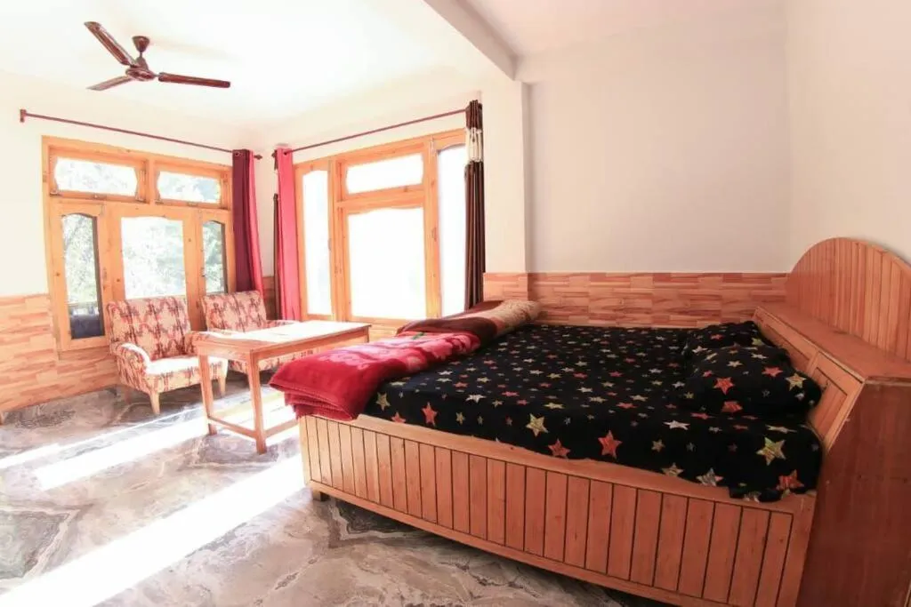 Photo of the whole room in Flipsyde Retreat