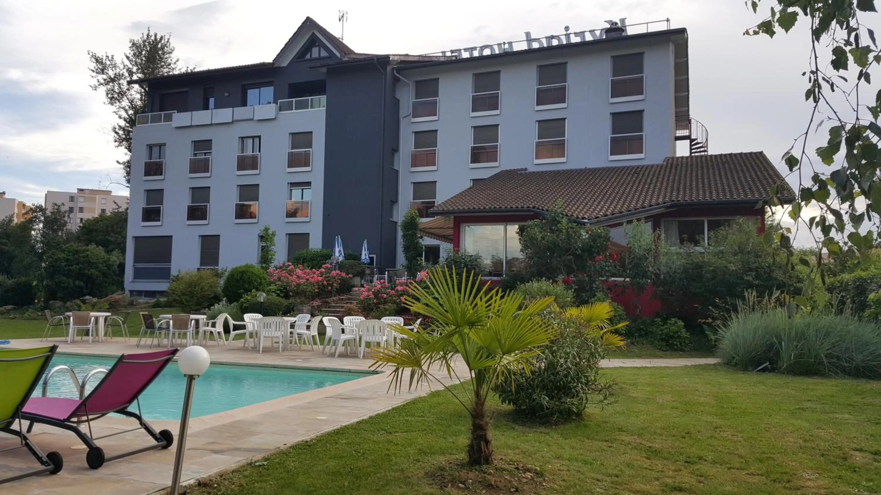 Property building, Garden in Kyriad Bourg En Bresse