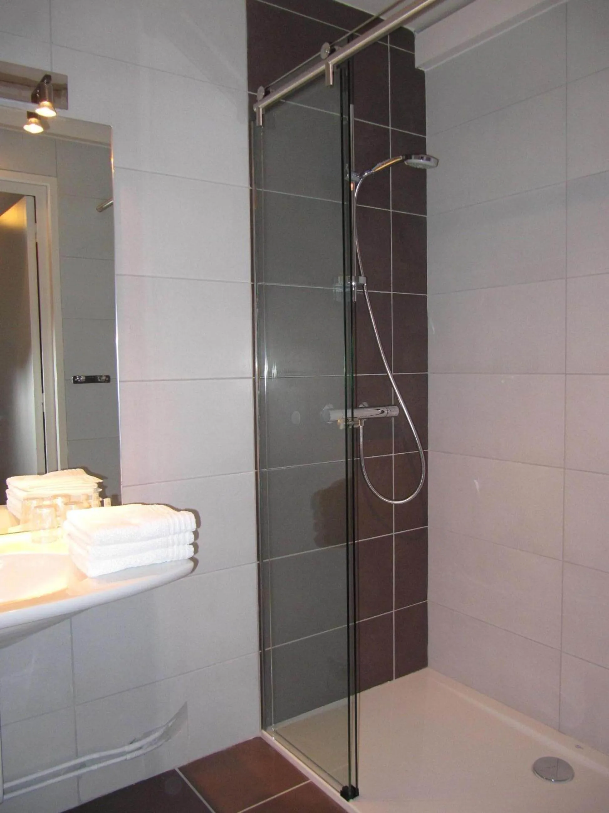 Shower, Bathroom in Kyriad Bourg En Bresse