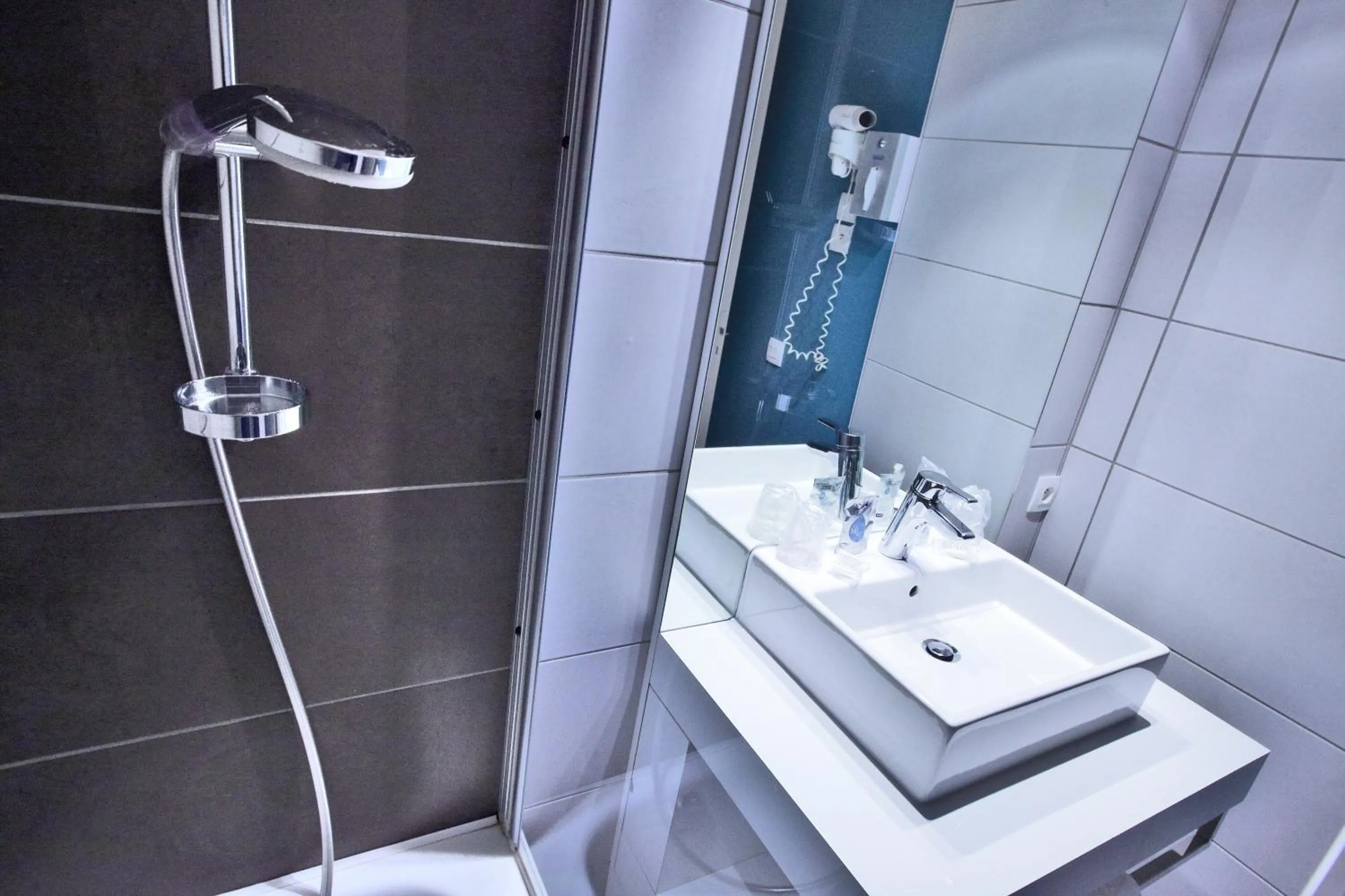 Bathroom in Kyriad Bourg En Bresse