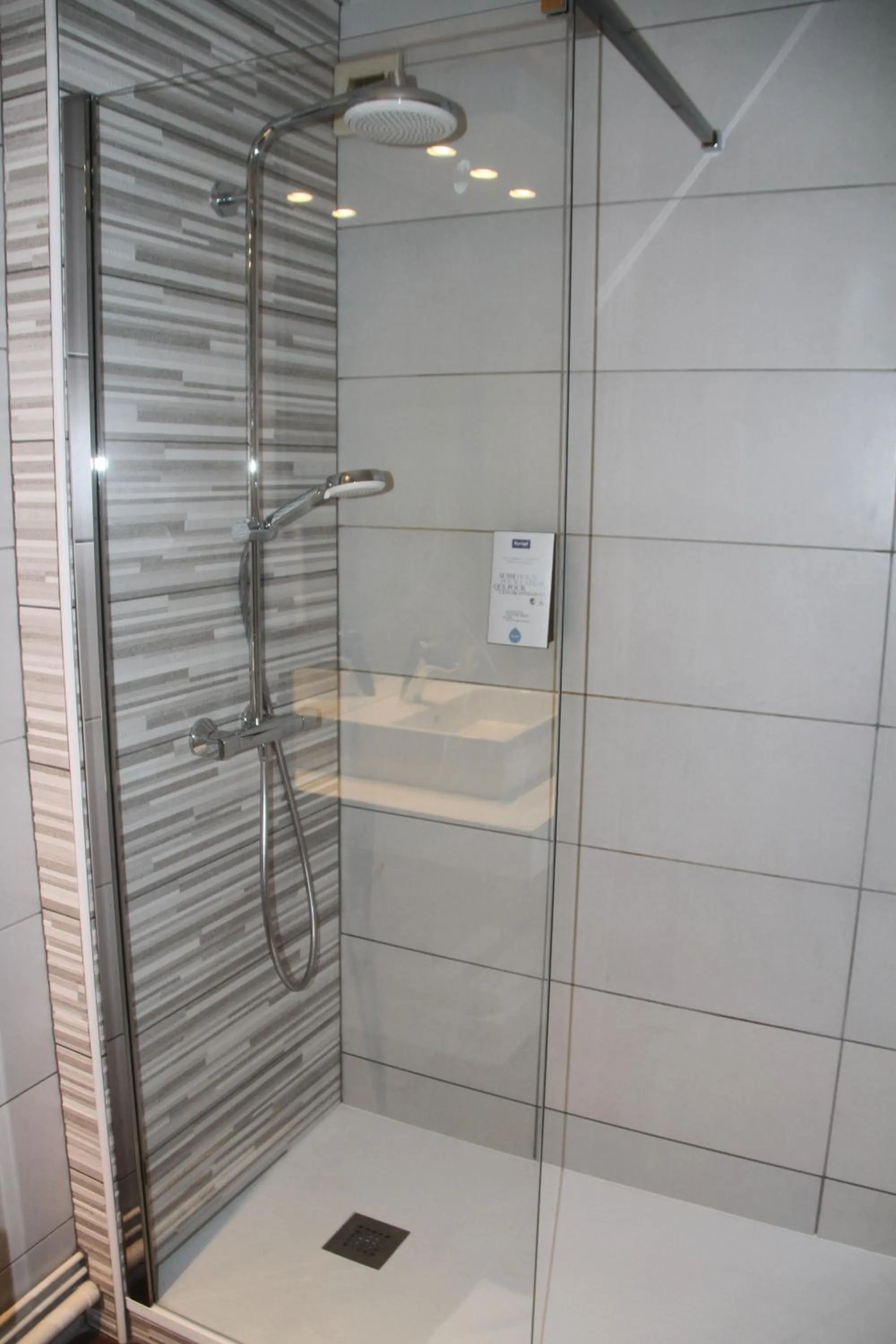 Bathroom in Kyriad Bourg En Bresse