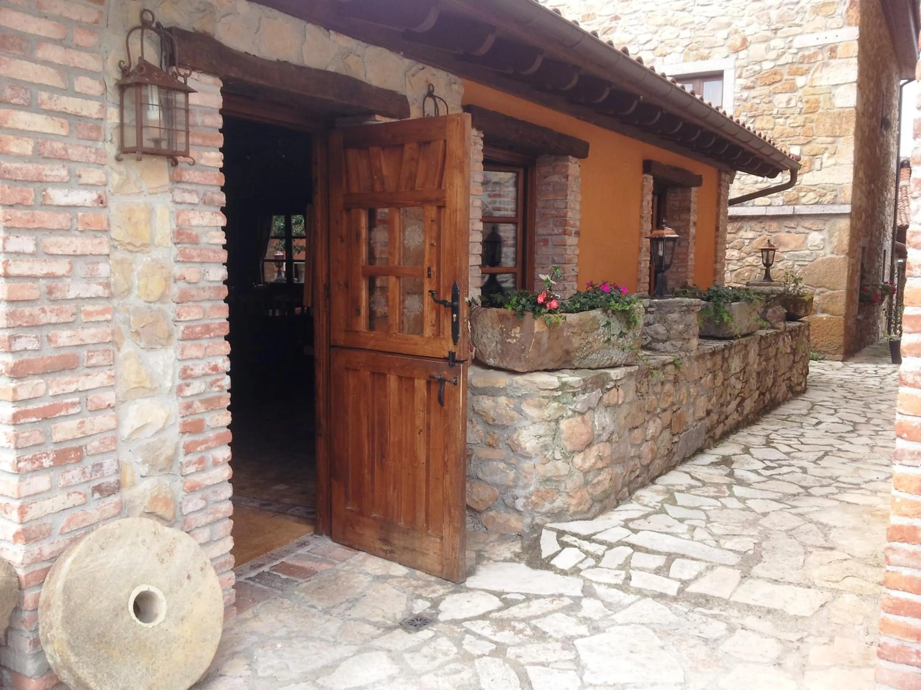Facade/entrance in Hotel Rural El Espino