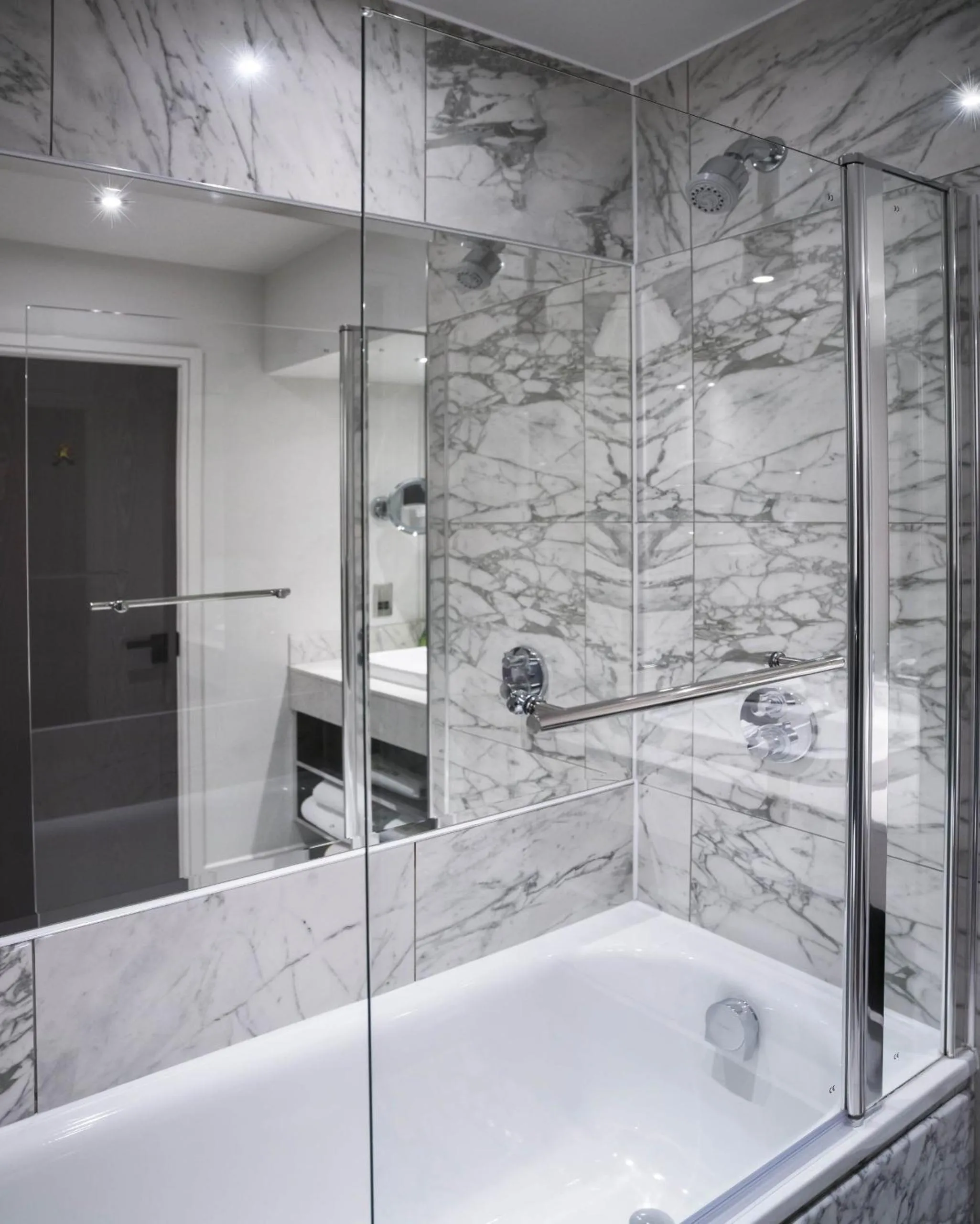 Shower in Boulevard Hotel