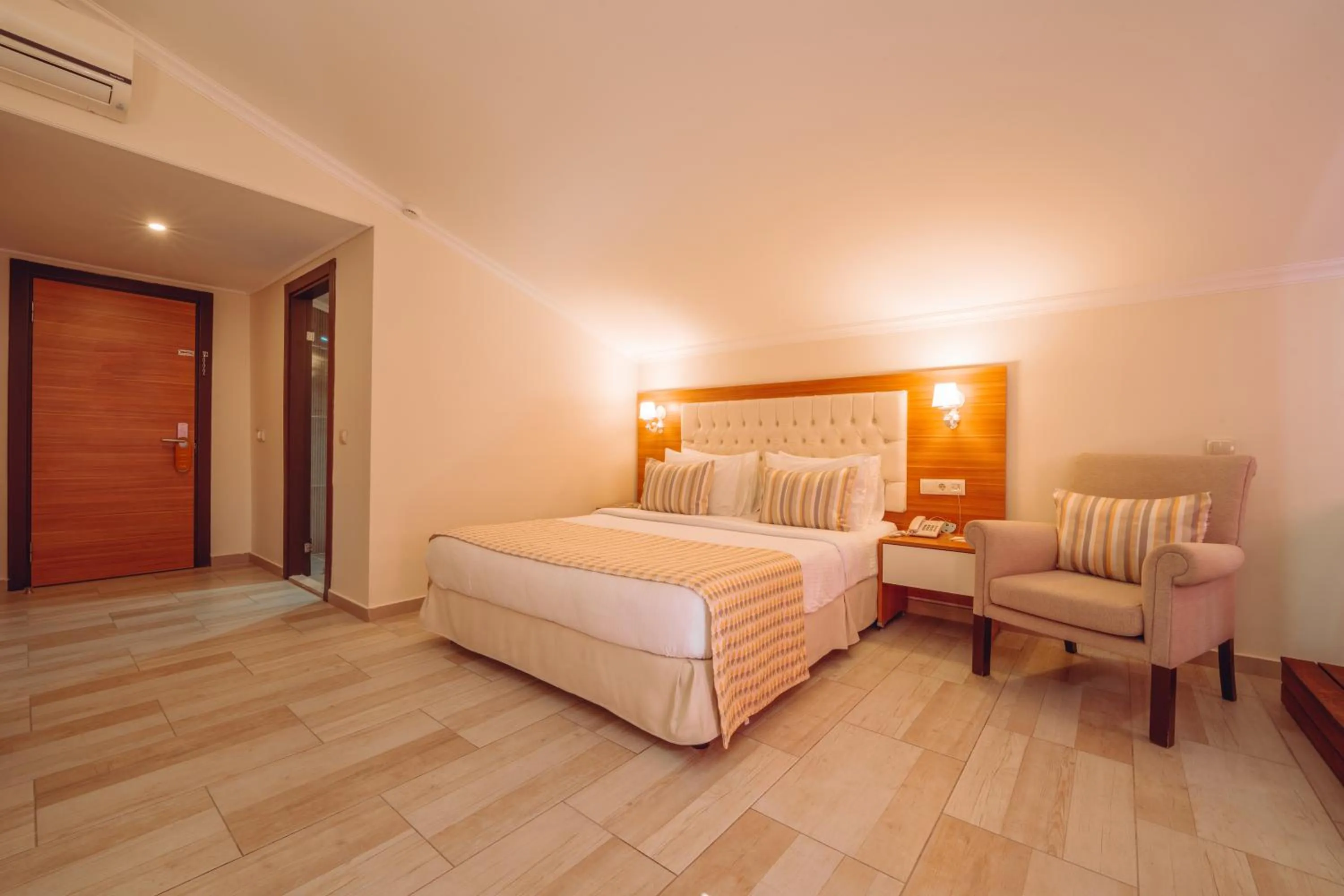 Seating area, Bed in Sundia By Liberty Suncity