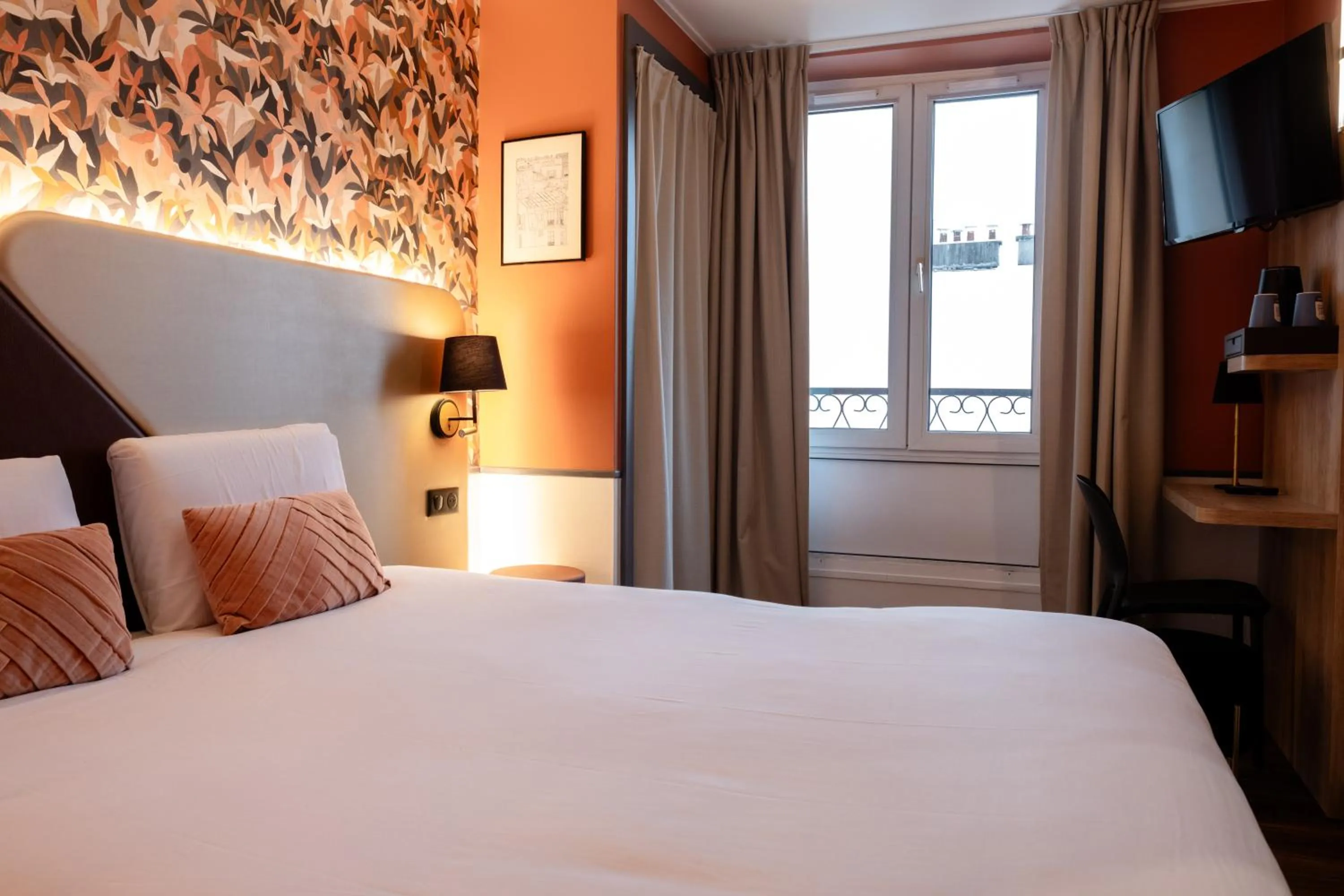 Bed in Kyriad Paris 10 - Canal Saint Martin - République