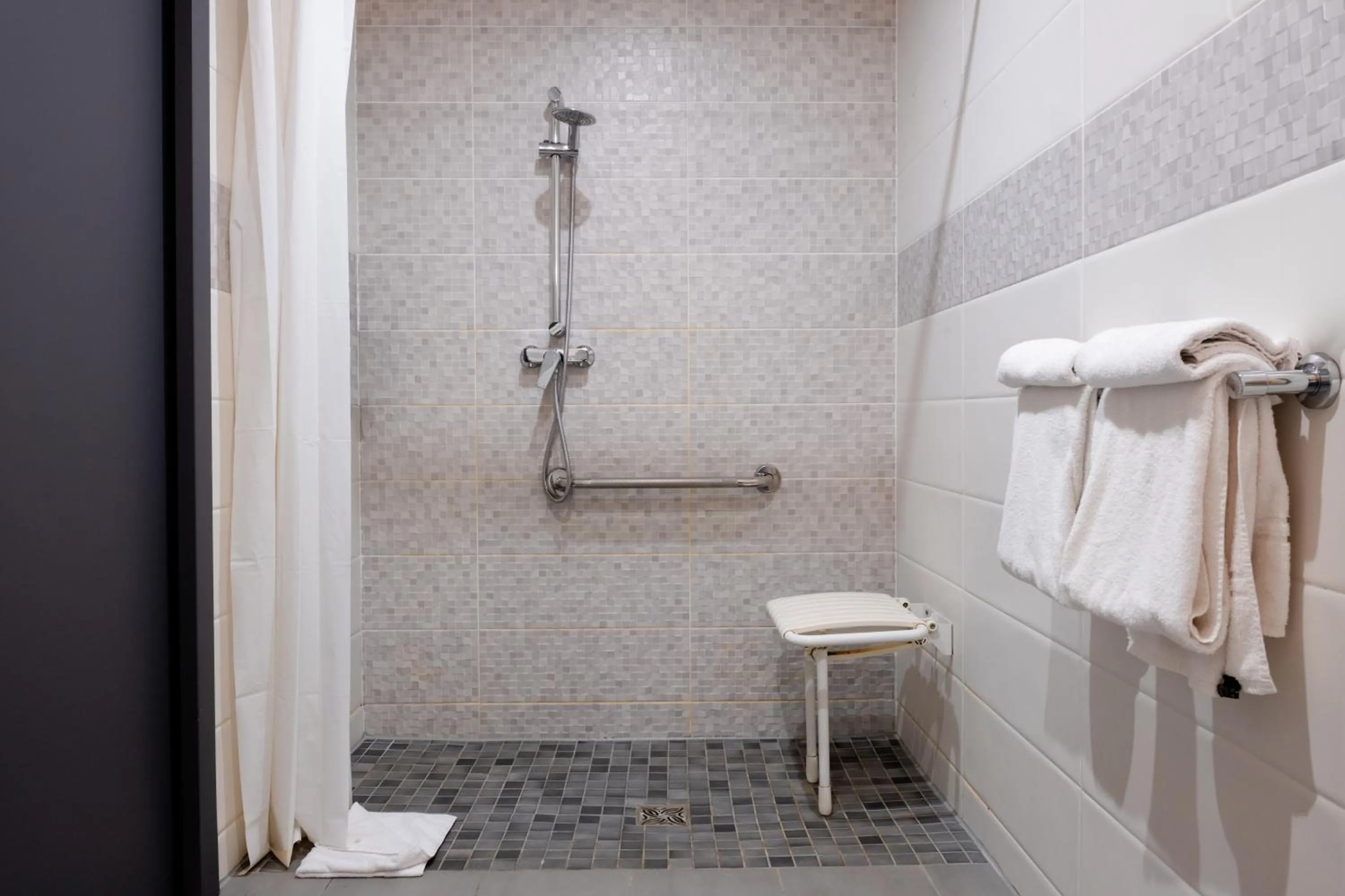 Bathroom in Kyriad Paris 10 - Canal Saint Martin - République