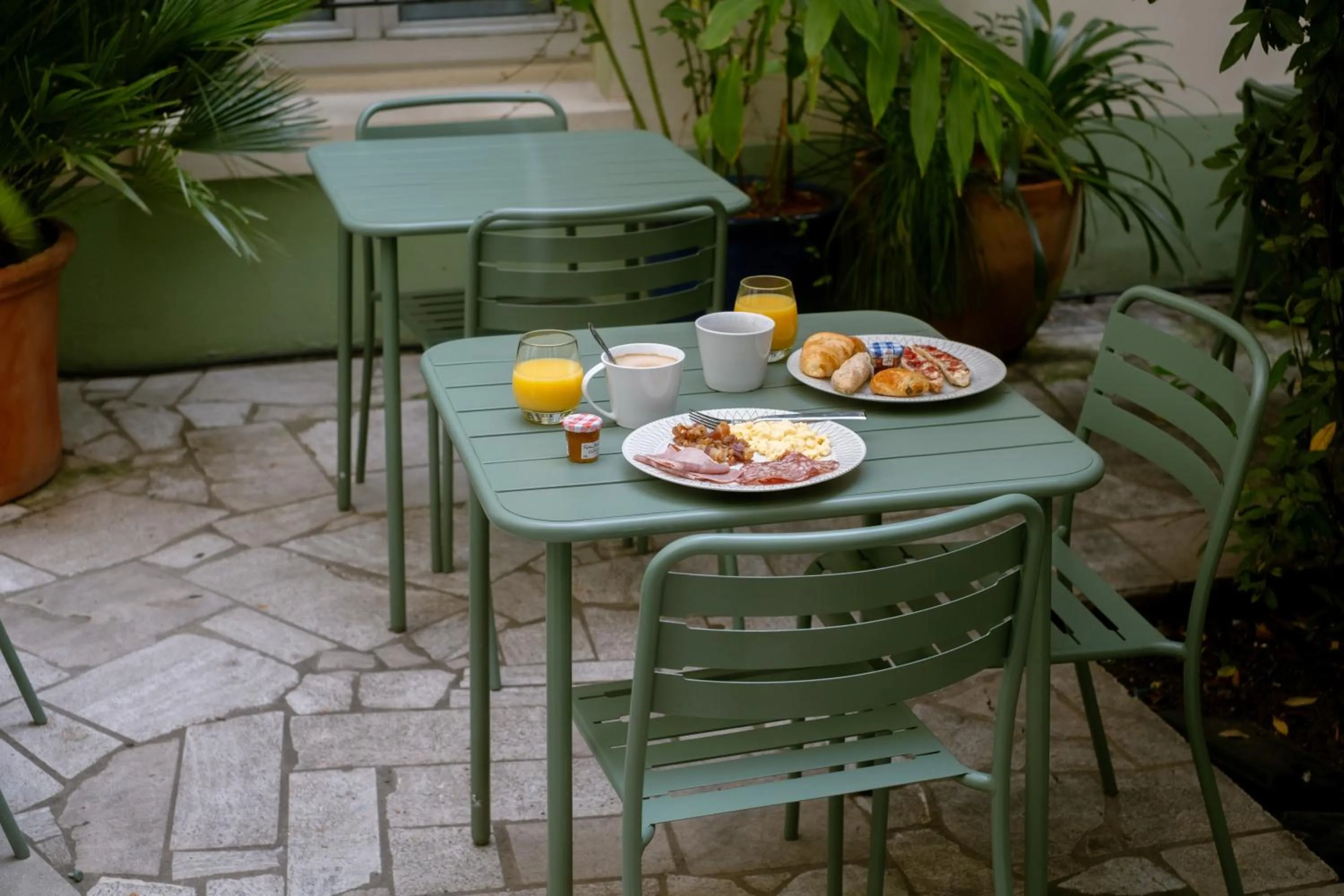 Patio in Kyriad Paris 10 - Canal Saint Martin - République