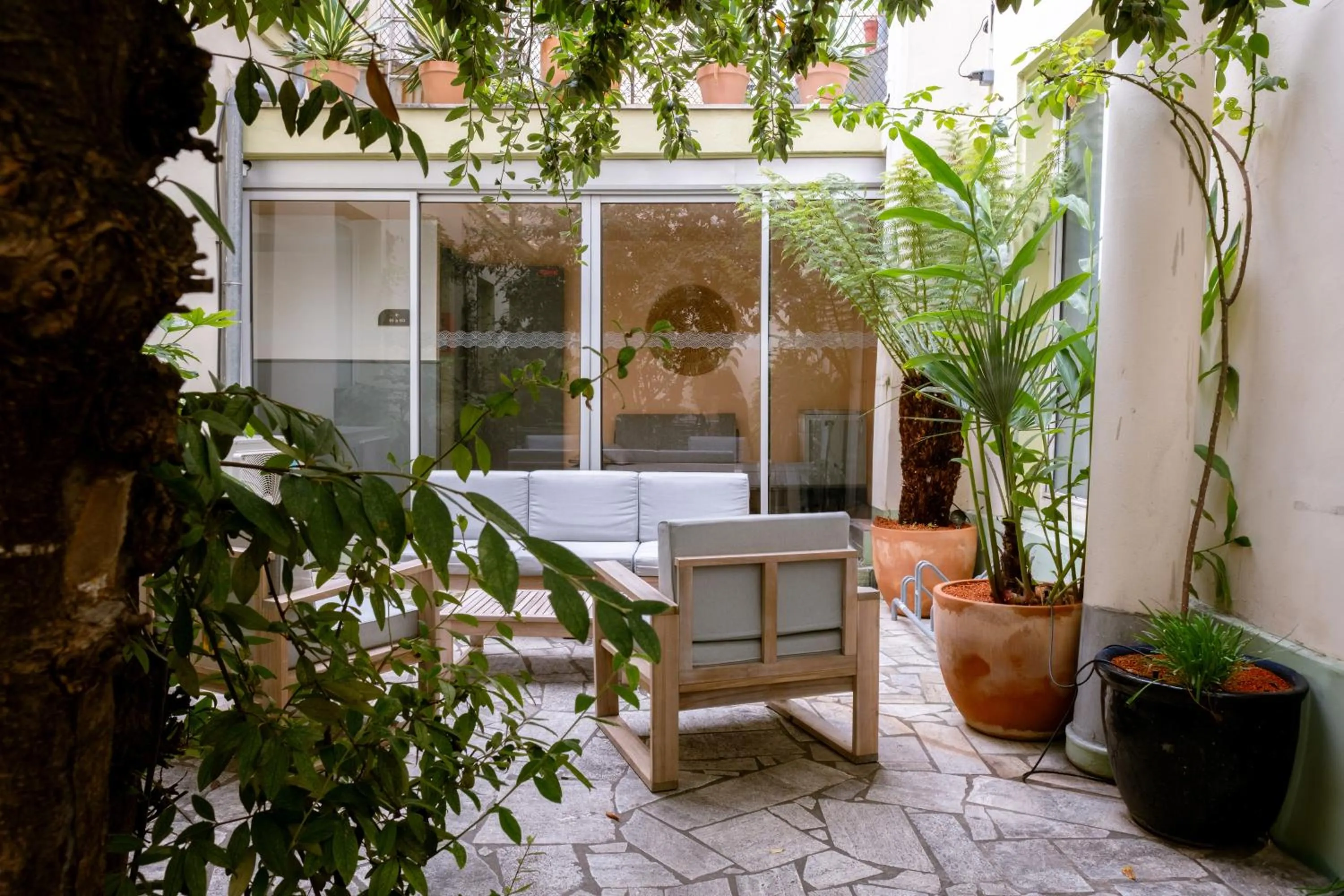 Patio in Kyriad Paris 10 - Canal Saint Martin - République