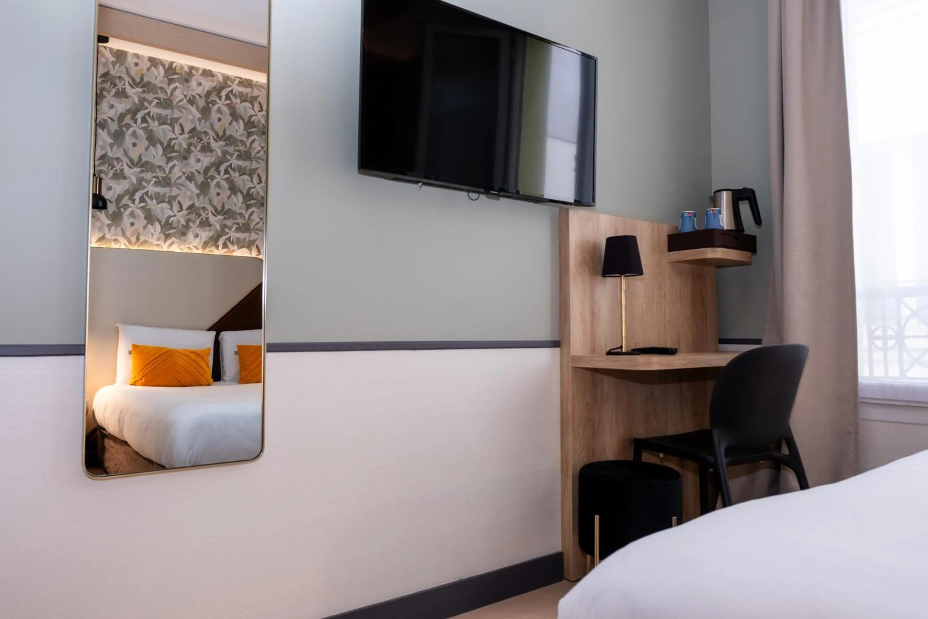 Bed in Kyriad Paris 10 - Canal Saint Martin - République