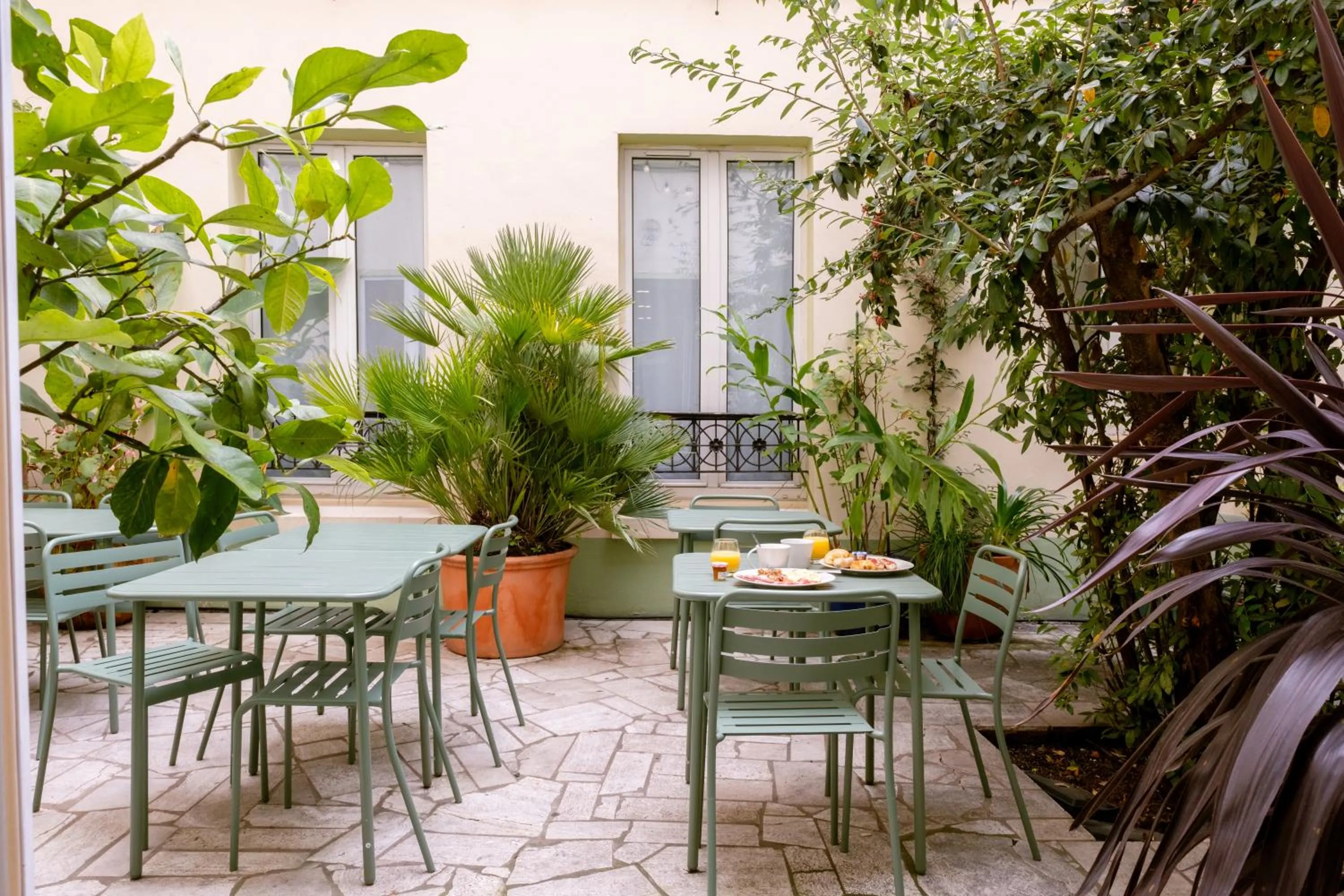 Garden in Kyriad Paris 10 - Canal Saint Martin - République