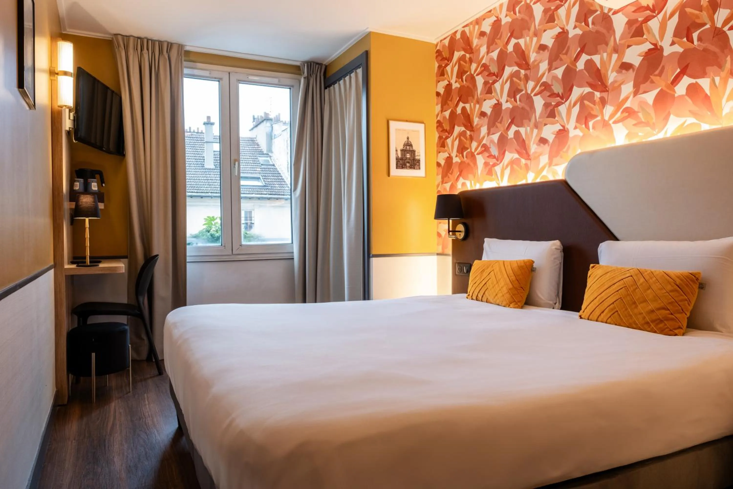 Bed in Kyriad Paris 10 - Canal Saint Martin - République