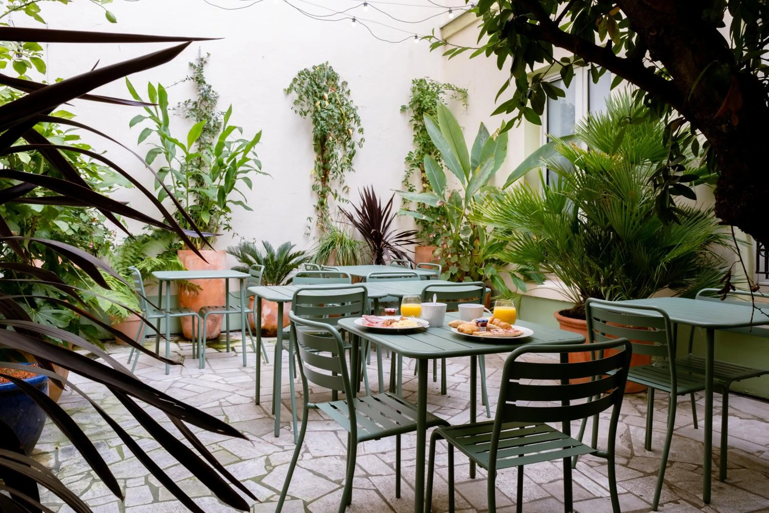 Garden view in Kyriad Paris 10 - Canal Saint Martin - République