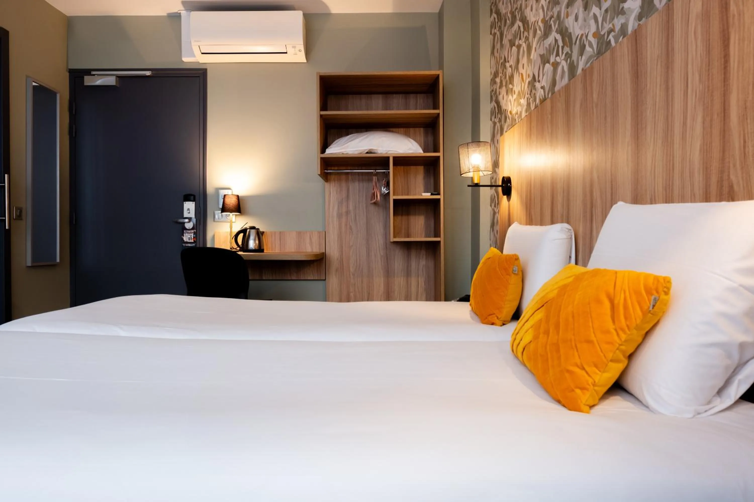 Bed in Kyriad Paris 10 - Canal Saint Martin - République