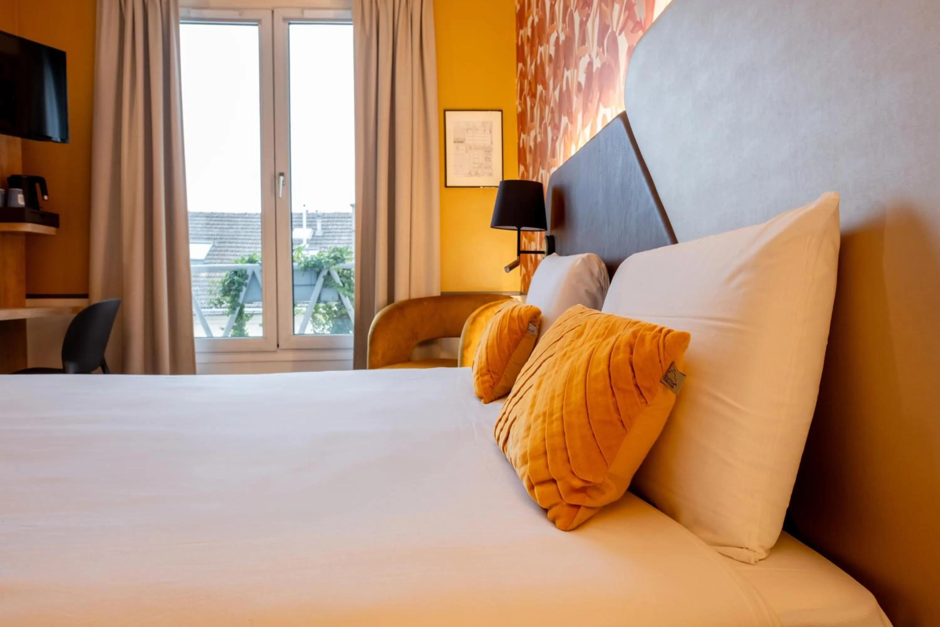 Bed in Kyriad Paris 10 - Canal Saint Martin - République