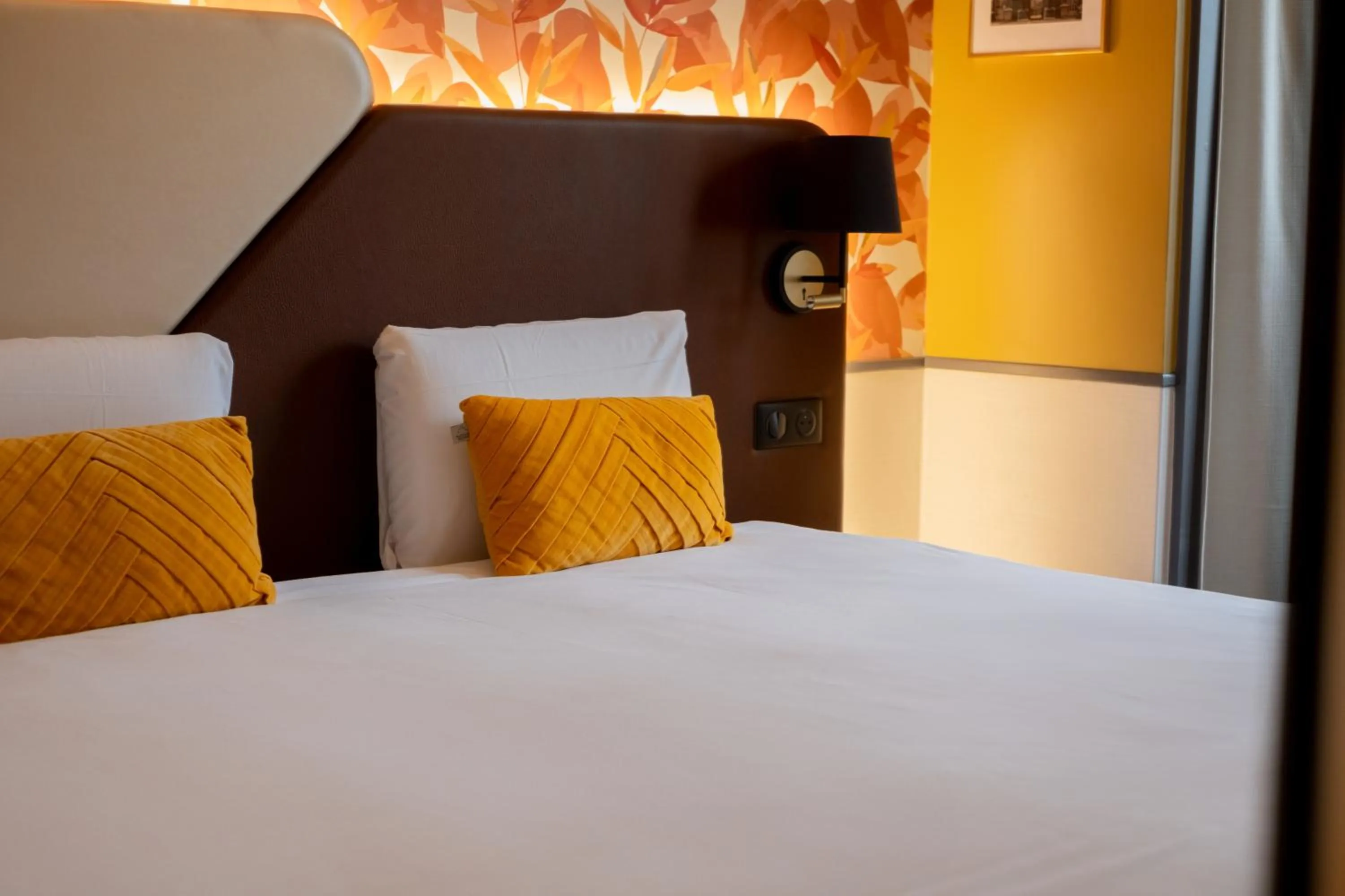 Bed in Kyriad Paris 10 - Canal Saint Martin - République