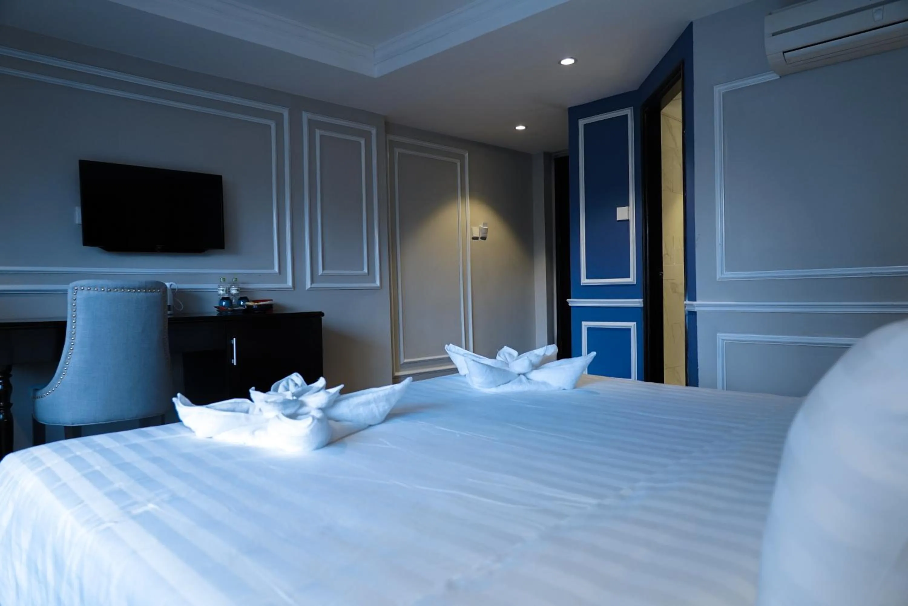 Bedroom, Bed in Hanoi La Castela Hotel