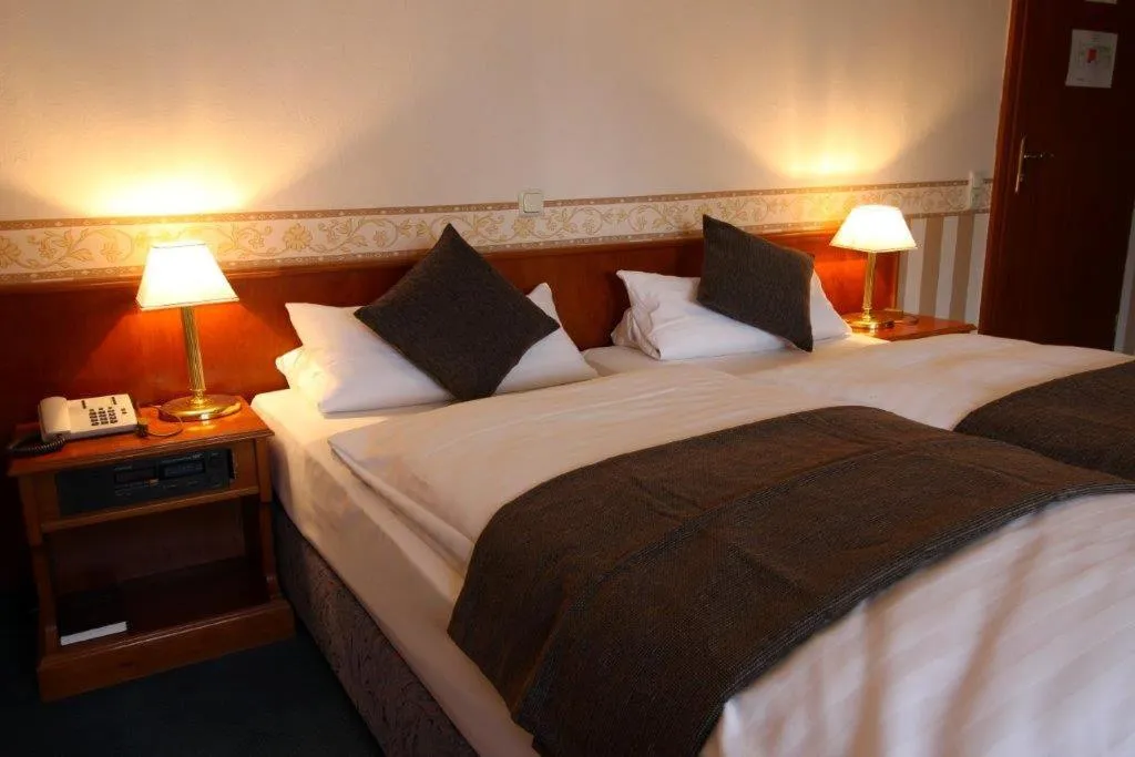 Bed in Hotel Burg-Mühle