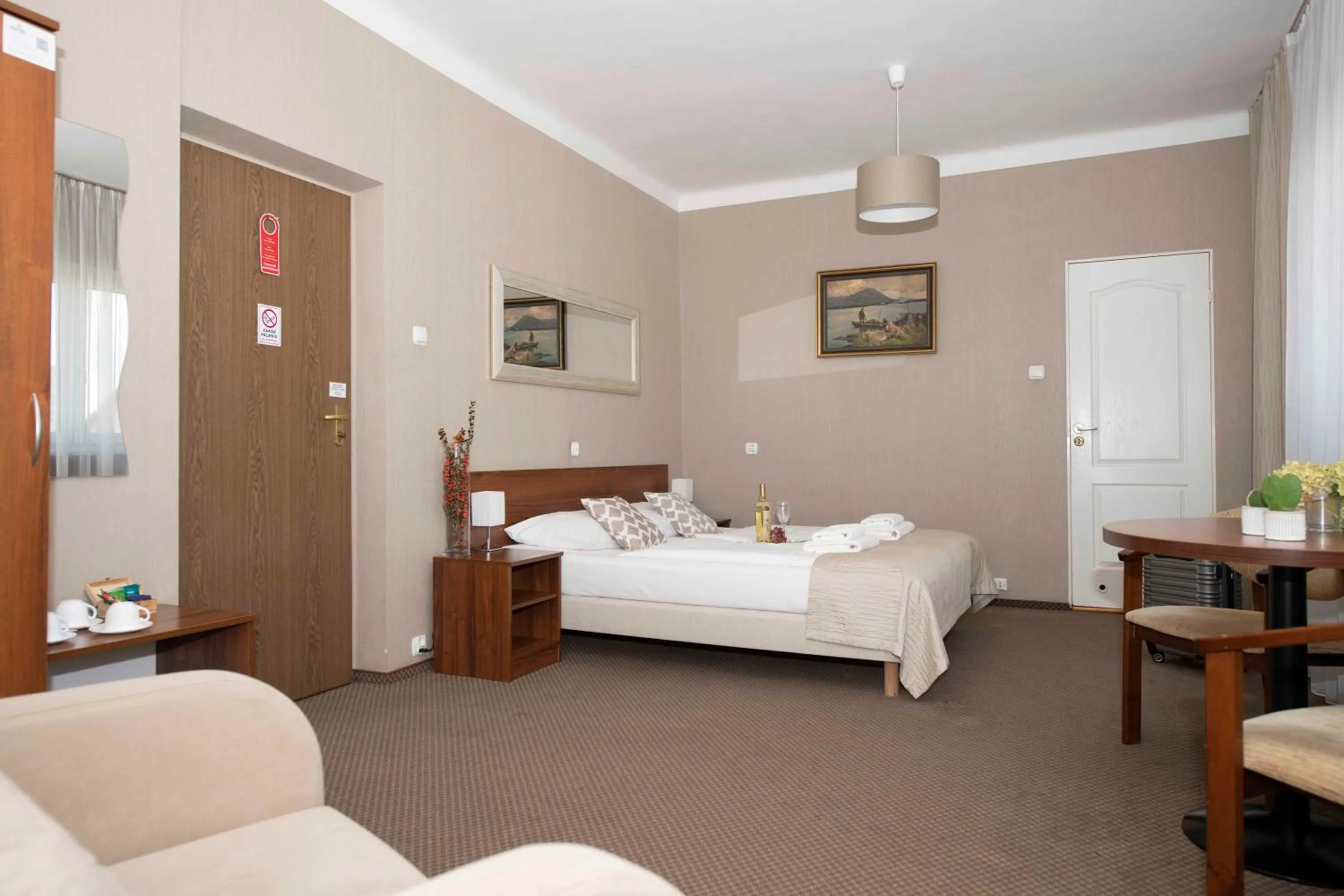 Seating area, Bed in Hotel Polonia