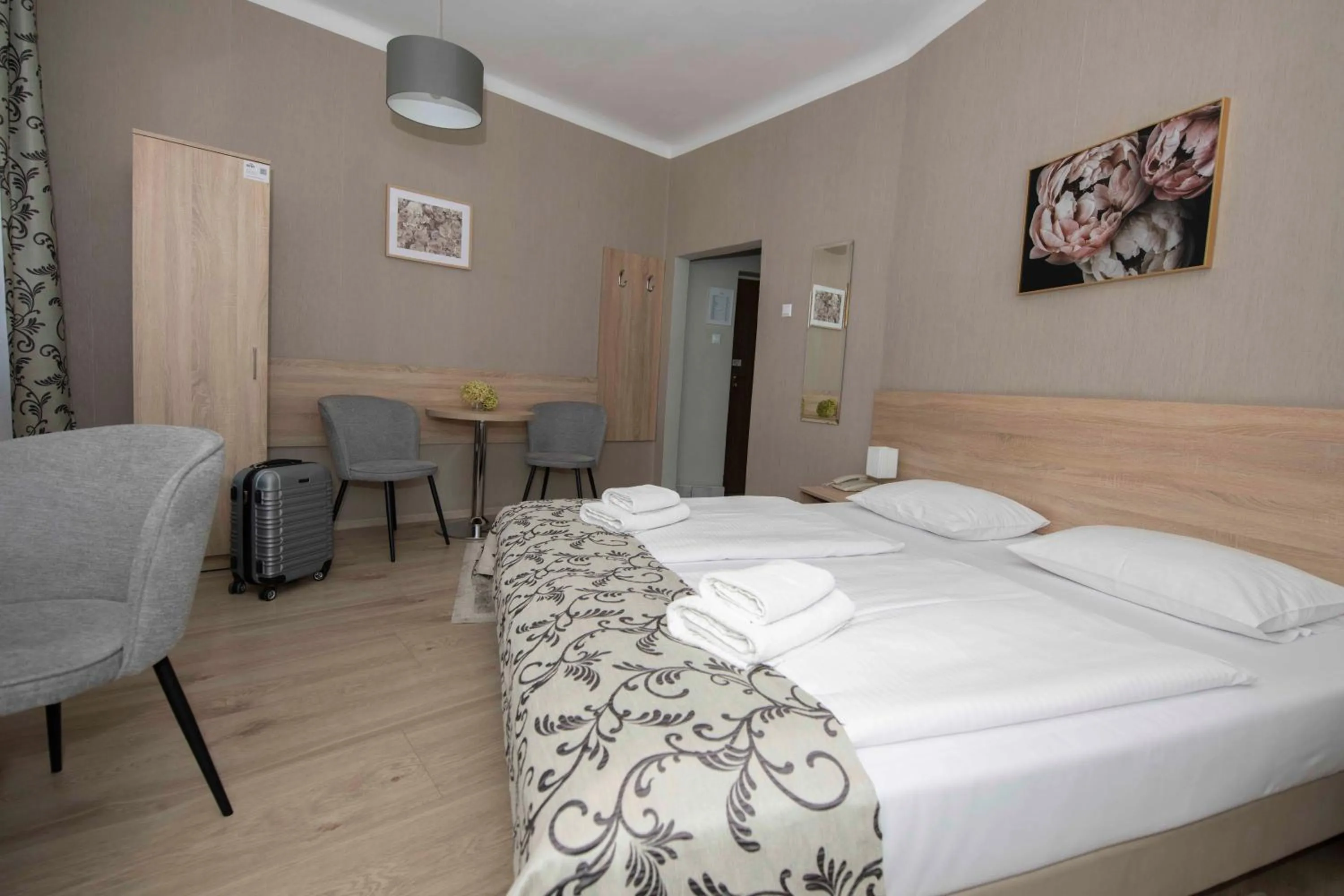 Seating area, Bed in Hotel Polonia