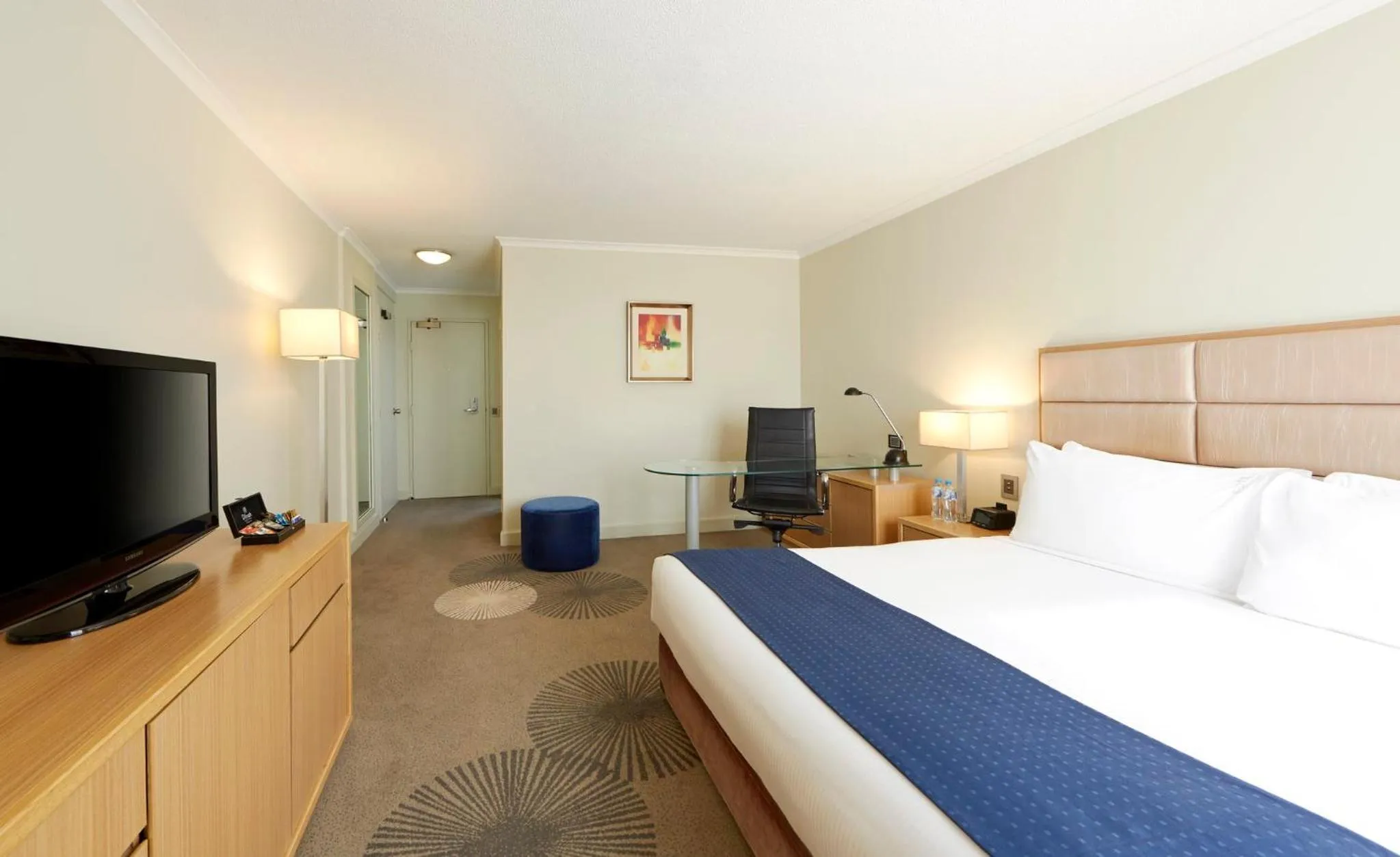 Photo of the whole room, Bed in Holiday Inn Parramatta by IHG