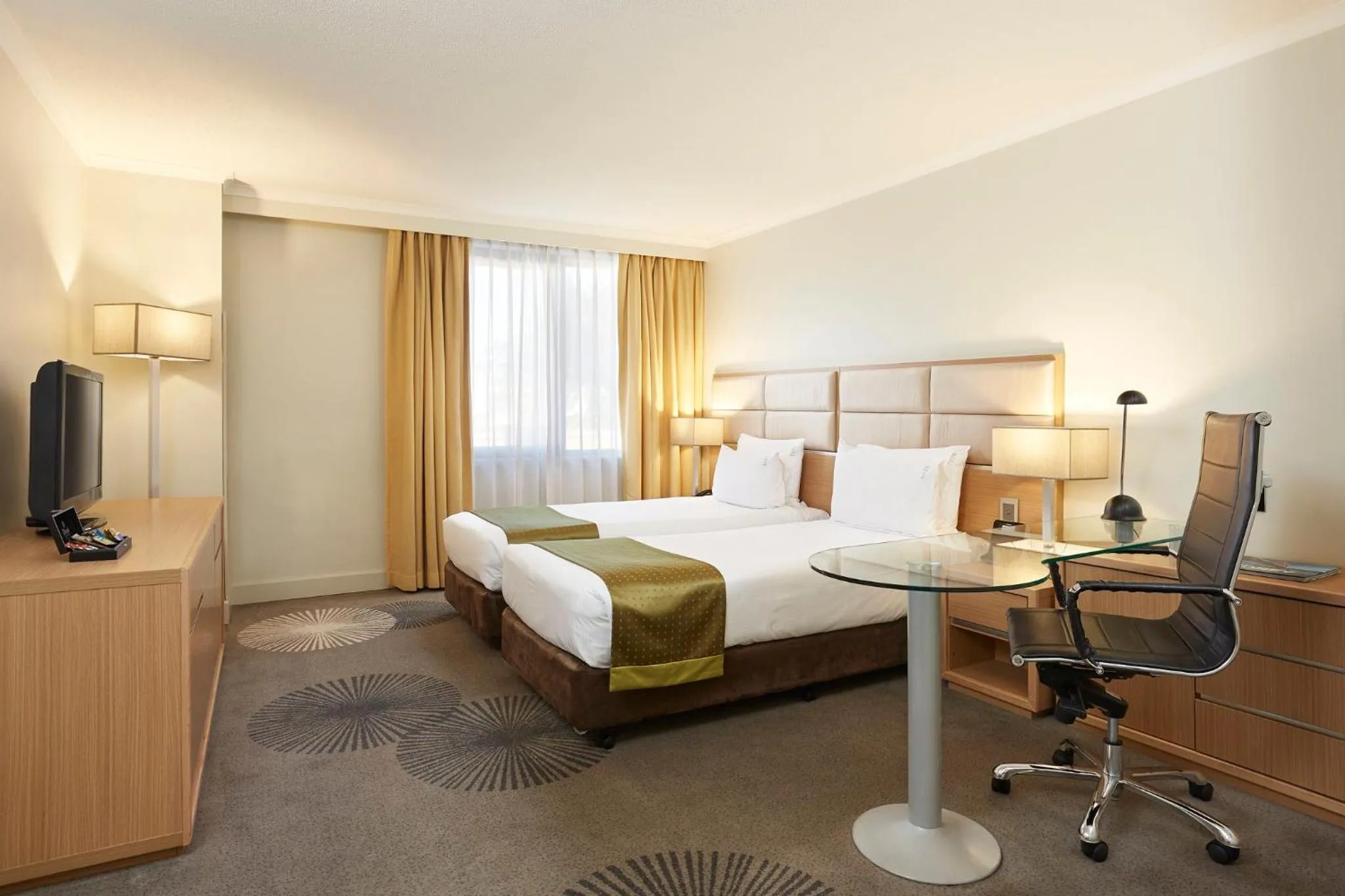 Photo of the whole room, Bed in Holiday Inn Parramatta by IHG