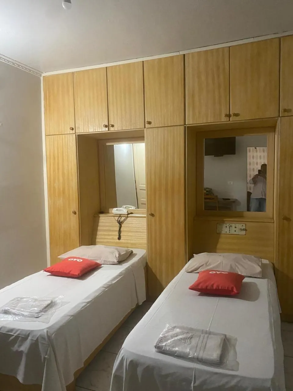 Bedroom, Bed in Center Plaza Hotel