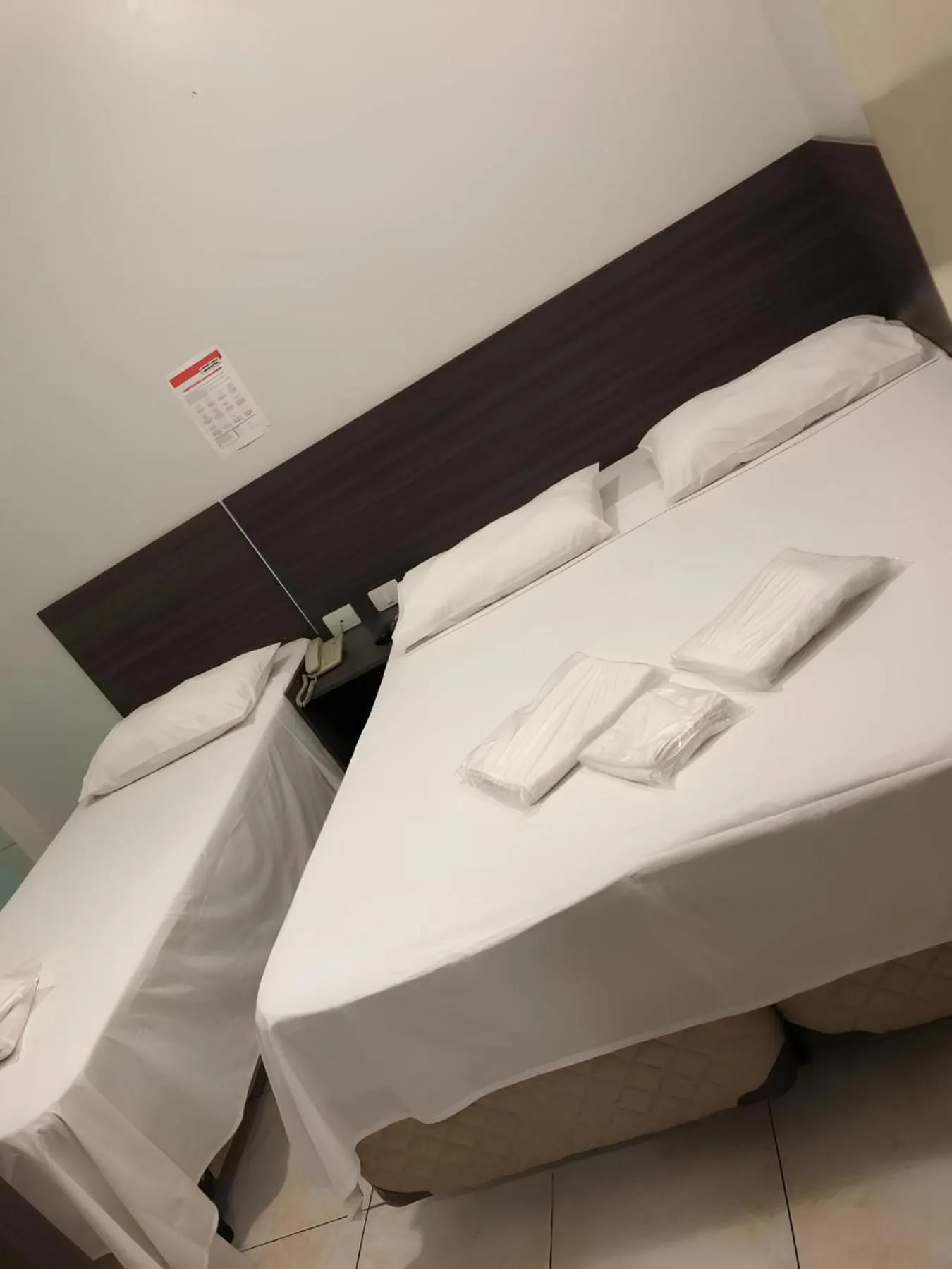 Bedroom, Bed in Center Plaza Hotel