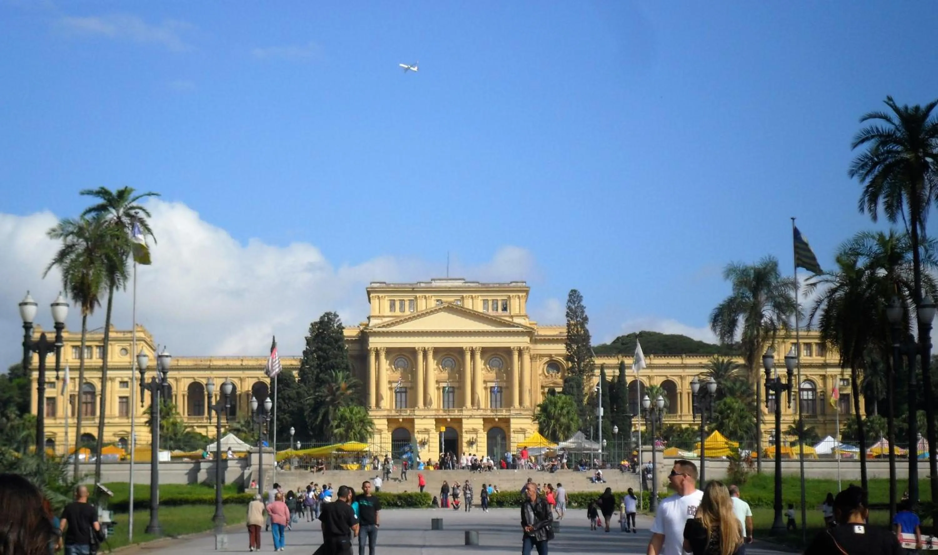 Restaurant/places to eat in Center Plaza Hotel