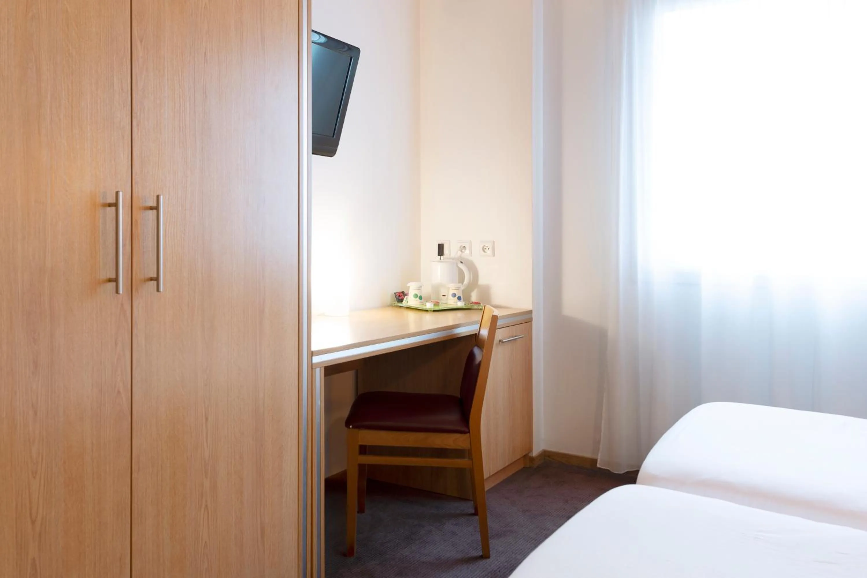 wardrobe, Bed in Campanile Metz Nord - Talange