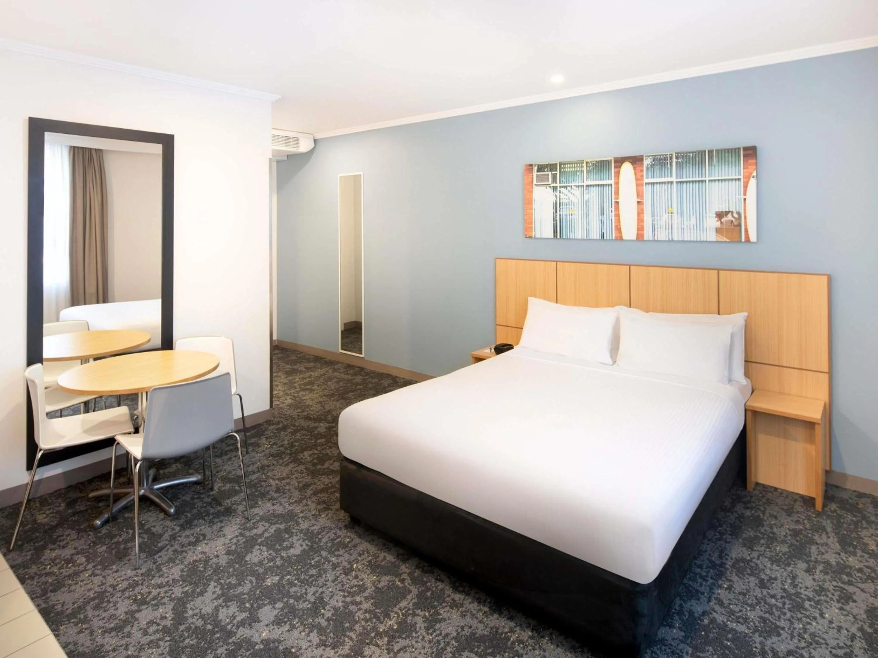 Bedroom, Bed in Mercure Sydney Manly Warringah