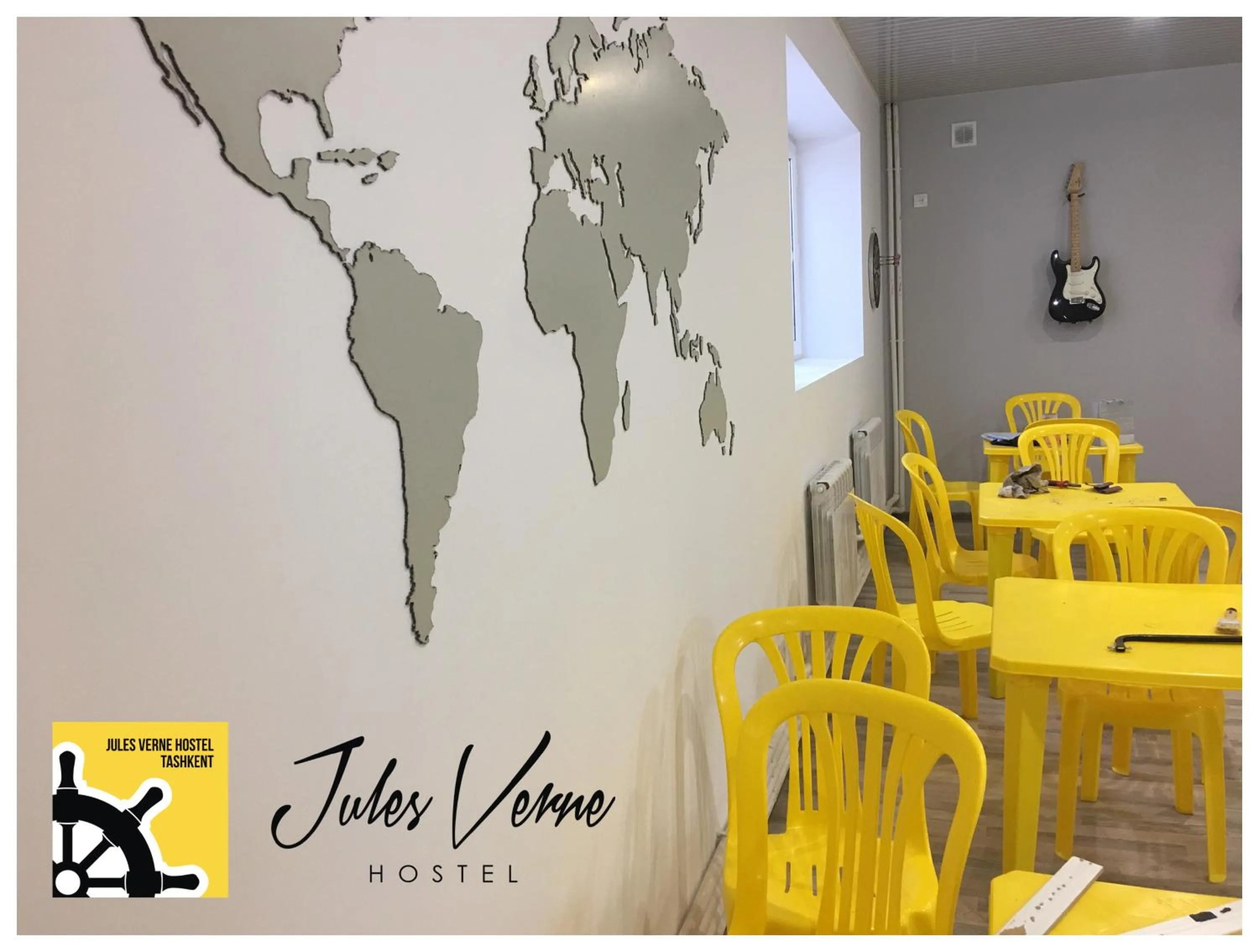 Restaurant/places to eat in Jules Verne Hostel