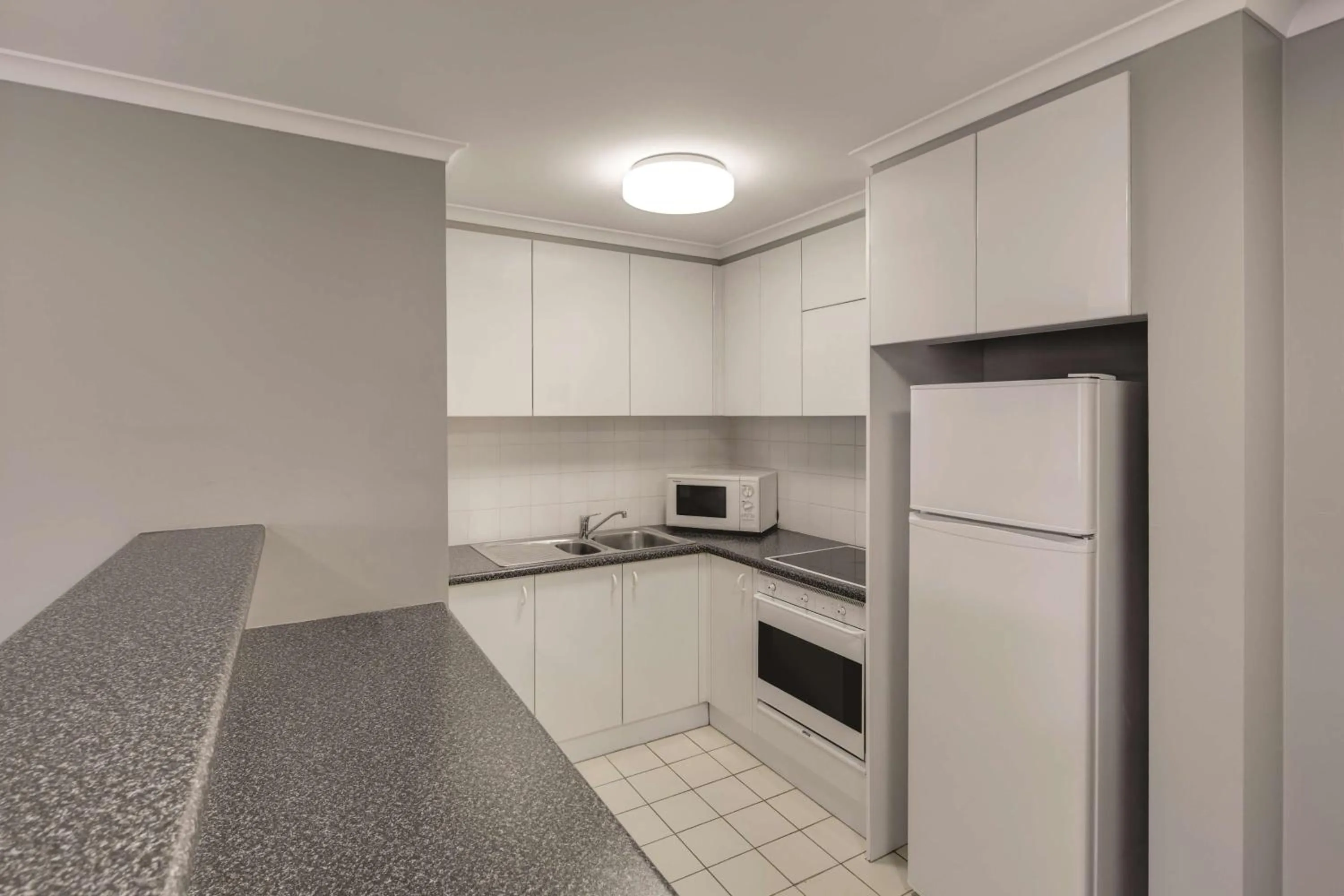 Kitchen or kitchenette in Adina Serviced Apartments Canberra James Court