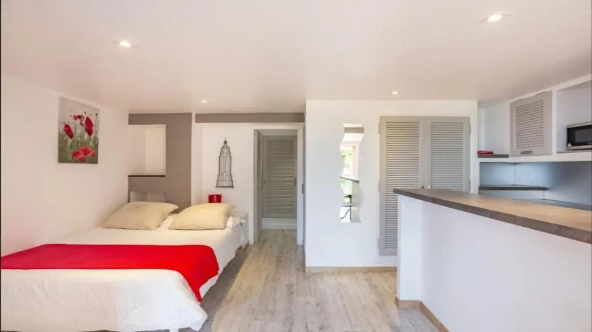 Bedroom, Bed in Lou Trelus