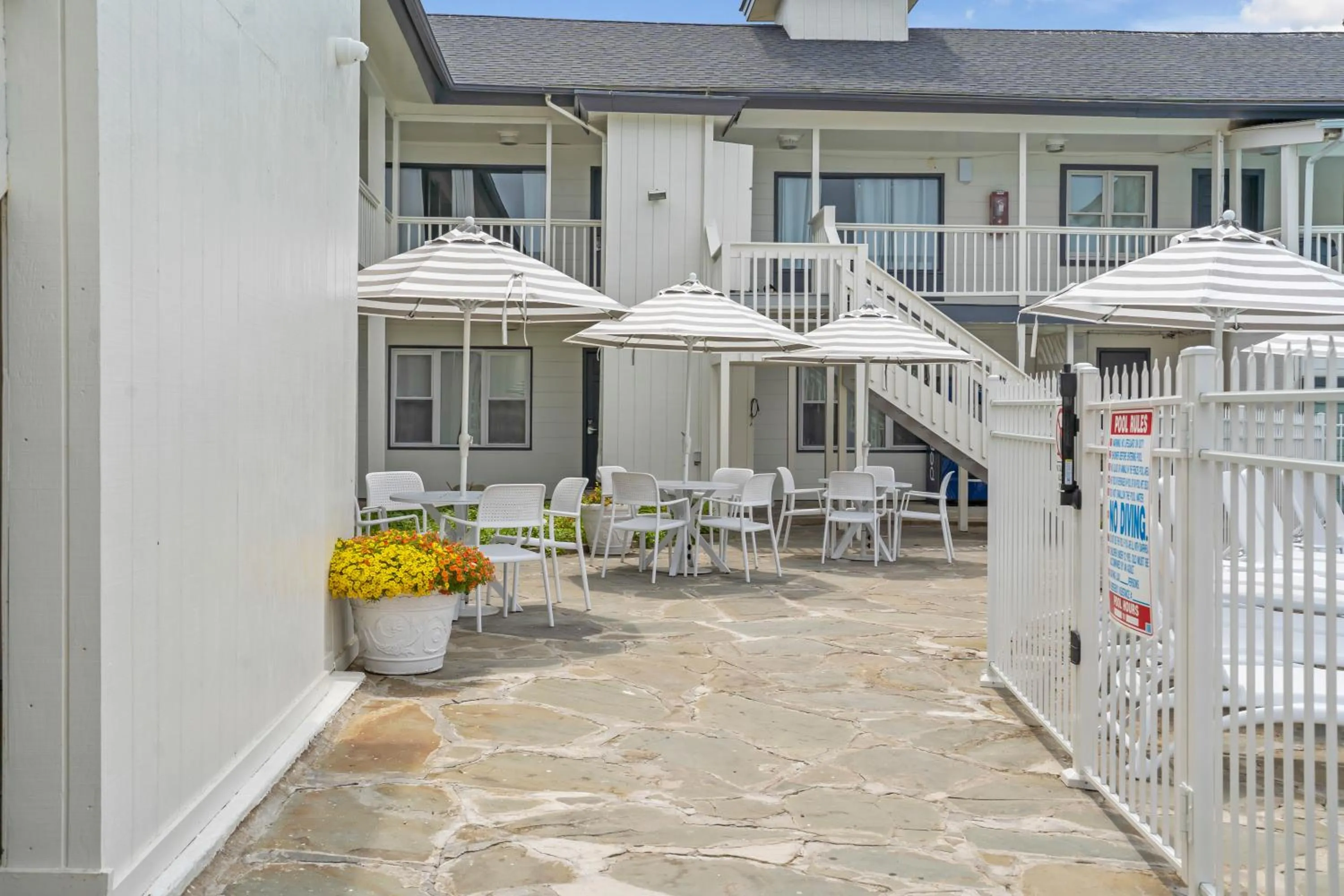 A Wave Inn - Montauk