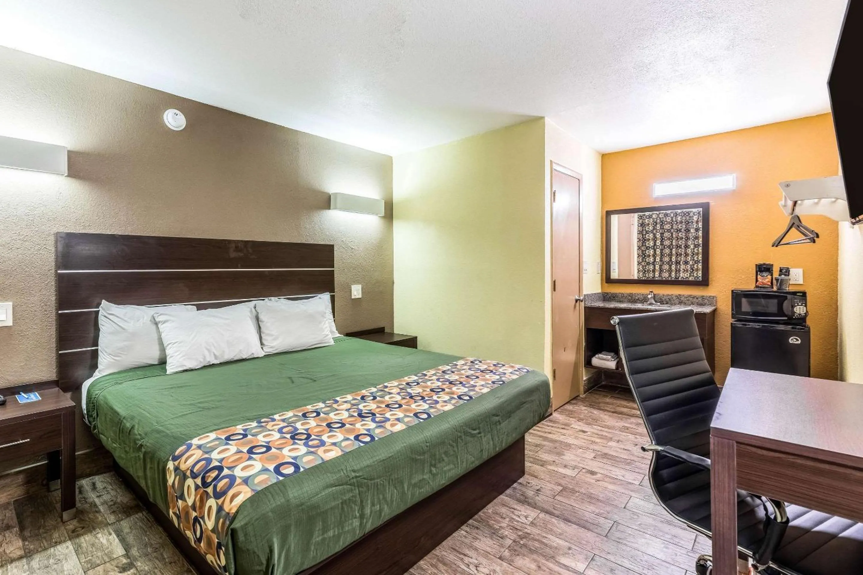 Photo of the whole room, Bed in Rodeway Inn Fairgrounds-Casino