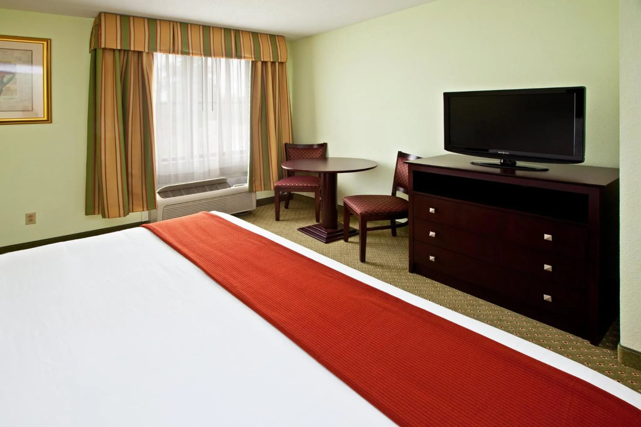 Photo of the whole room, Bed in Holiday Inn Express Scottsburg by IHG