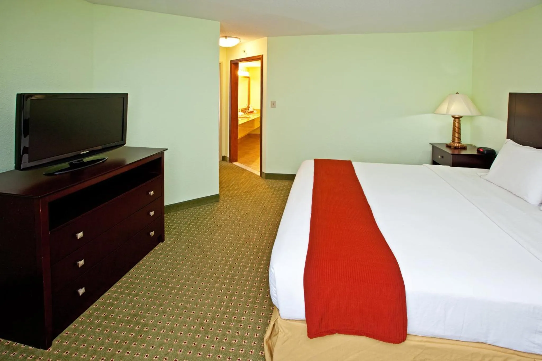 Photo of the whole room, Bed in Holiday Inn Express Scottsburg by IHG