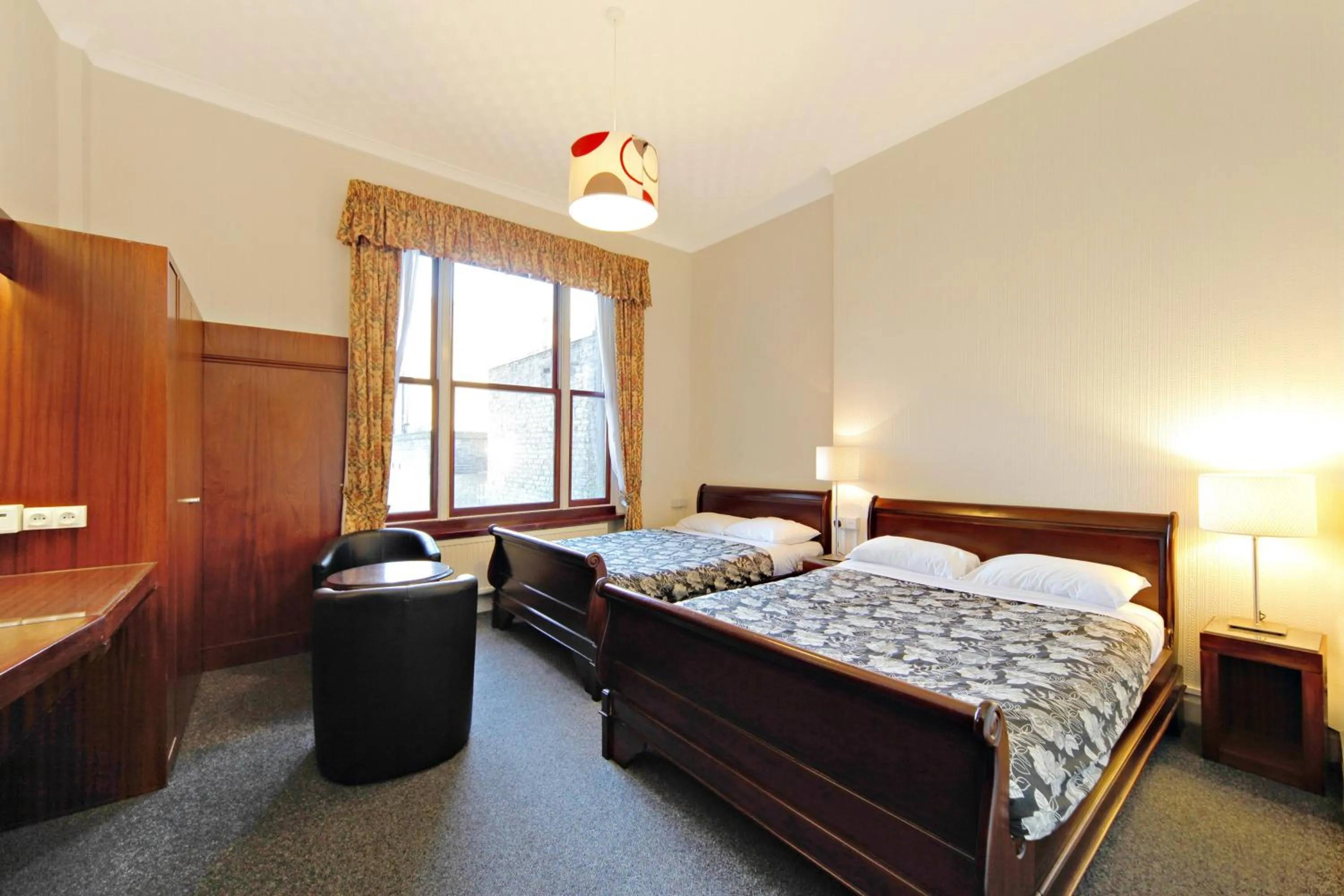 Photo of the whole room, Bed in London Visitors Hotel