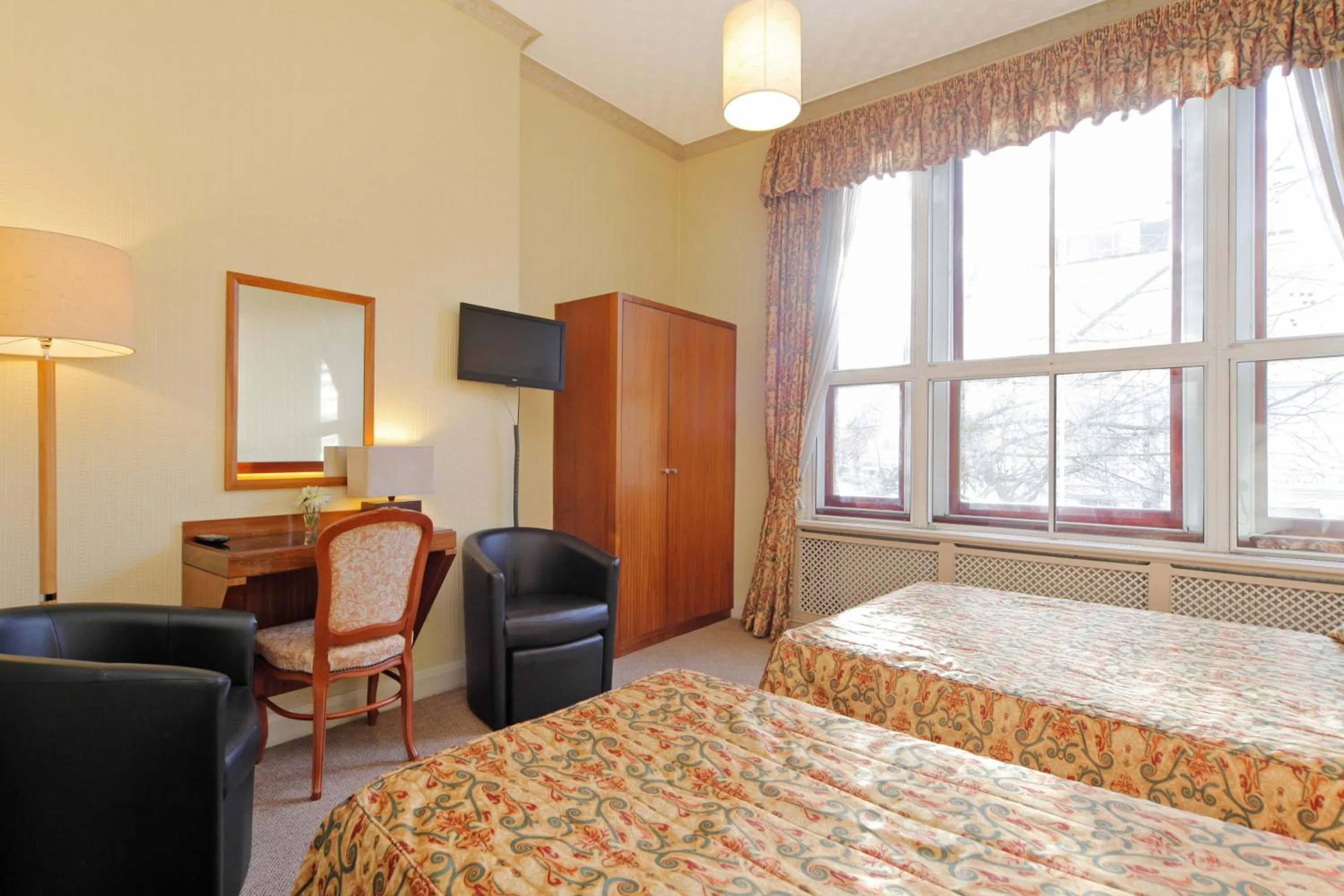 Photo of the whole room, Bed in London Visitors Hotel