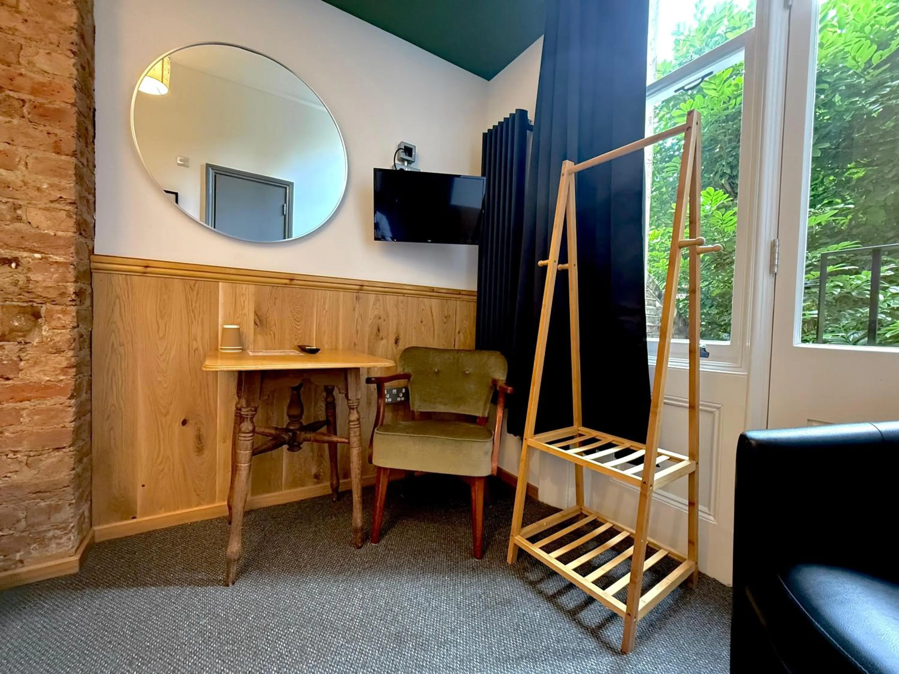 London Visitors Hotel