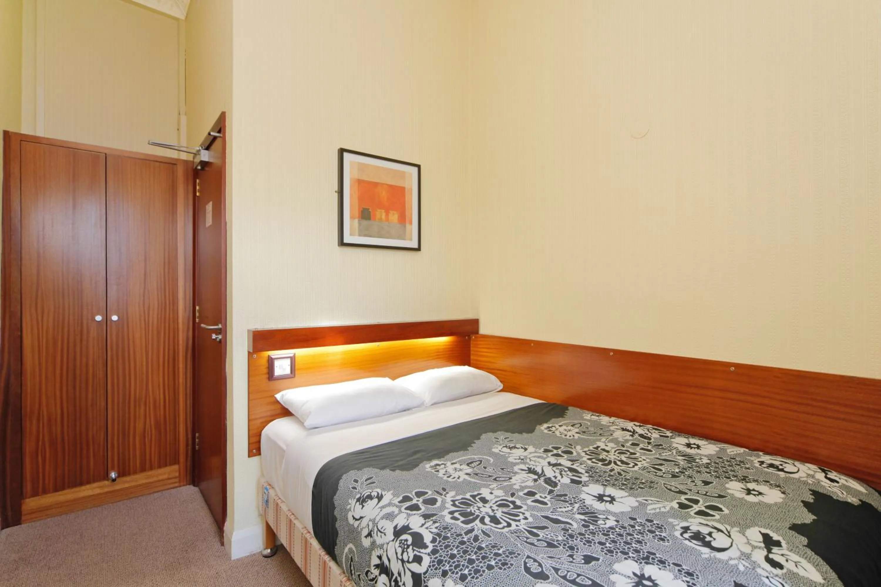 Bed in London Visitors Hotel