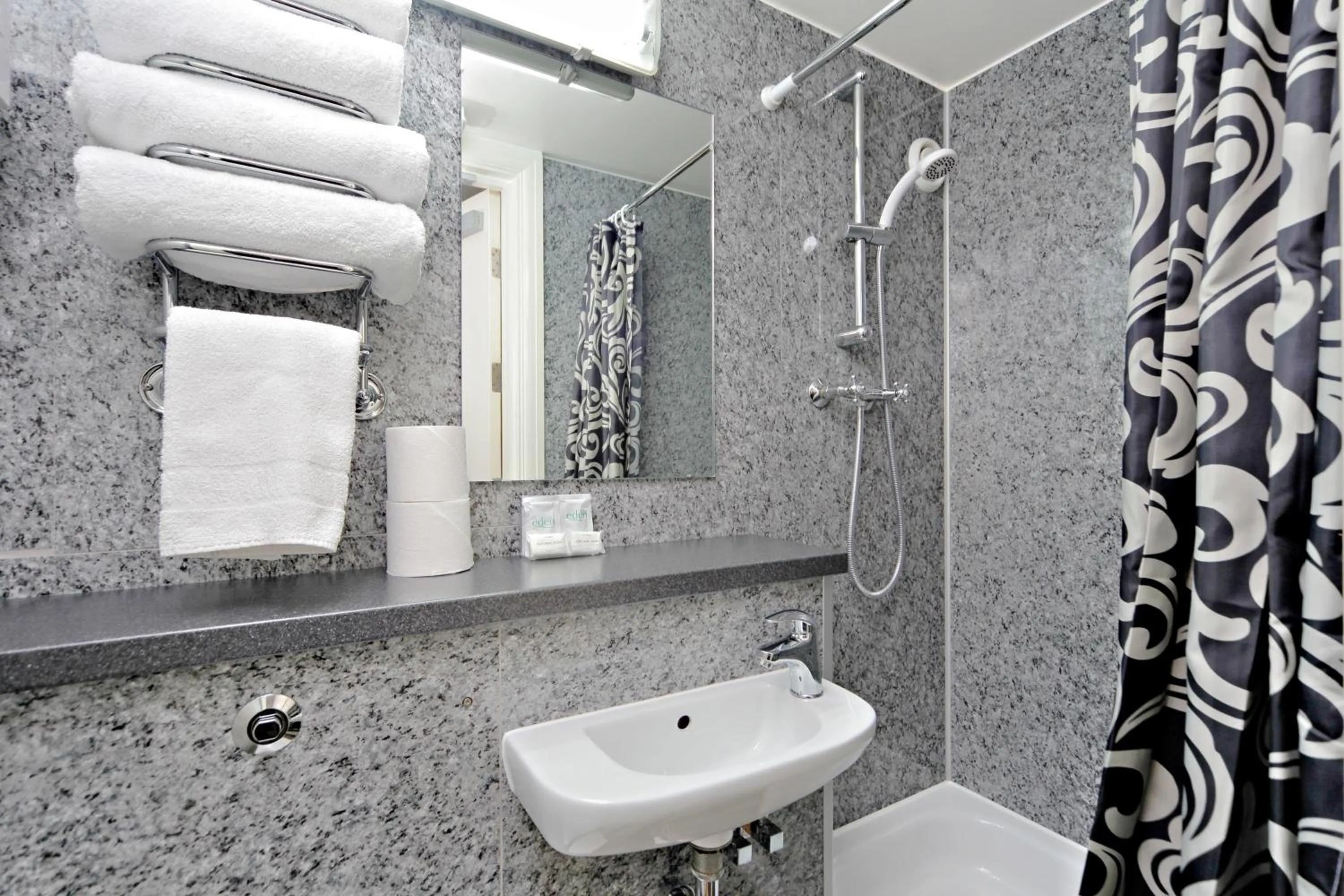 Bathroom in London Visitors Hotel