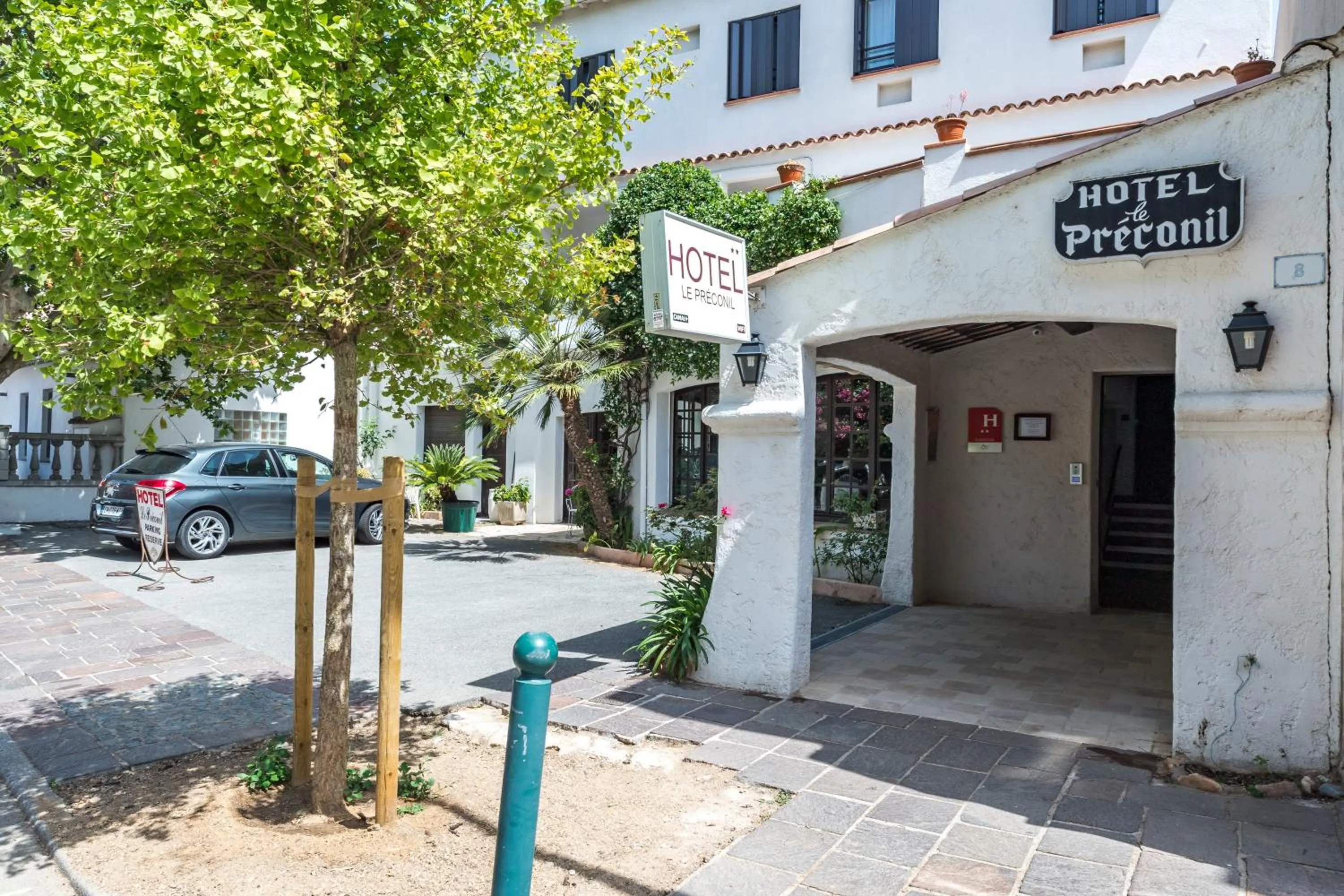 Facade/entrance in Le Preconil