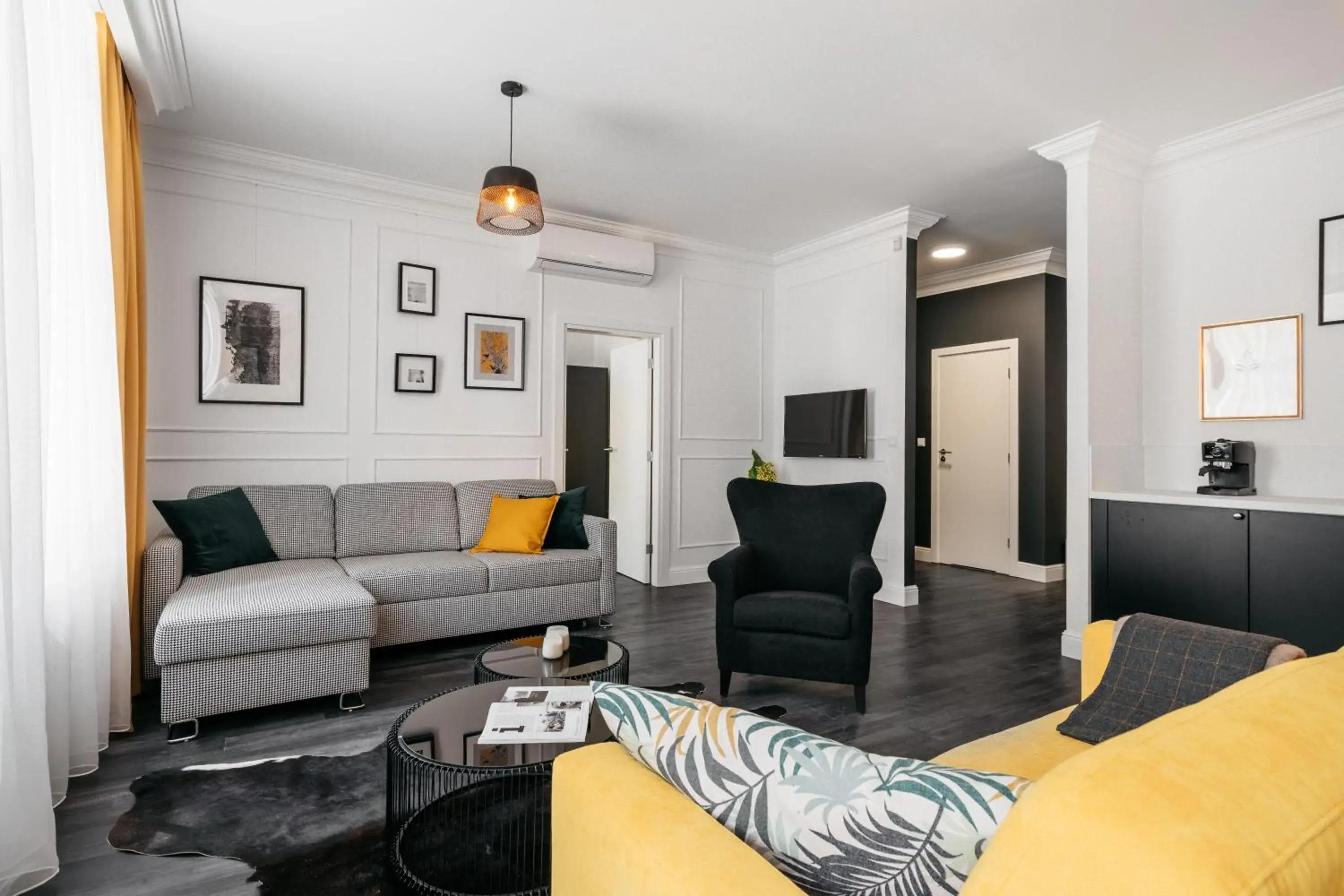 "Berlin- Mitte" apartment with terrace and fireplace in District17 - LoftAffair Collection "Berlin- Mitte" apartment with terrace and fireplace in District17 - LoftAffair Collection