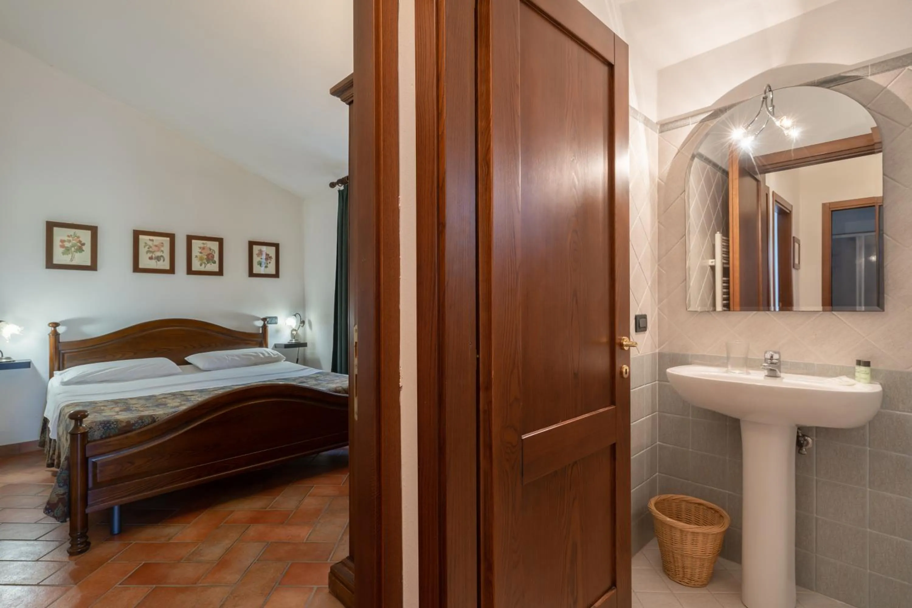 Bathroom, Bed in Le Rocche Di Valiano