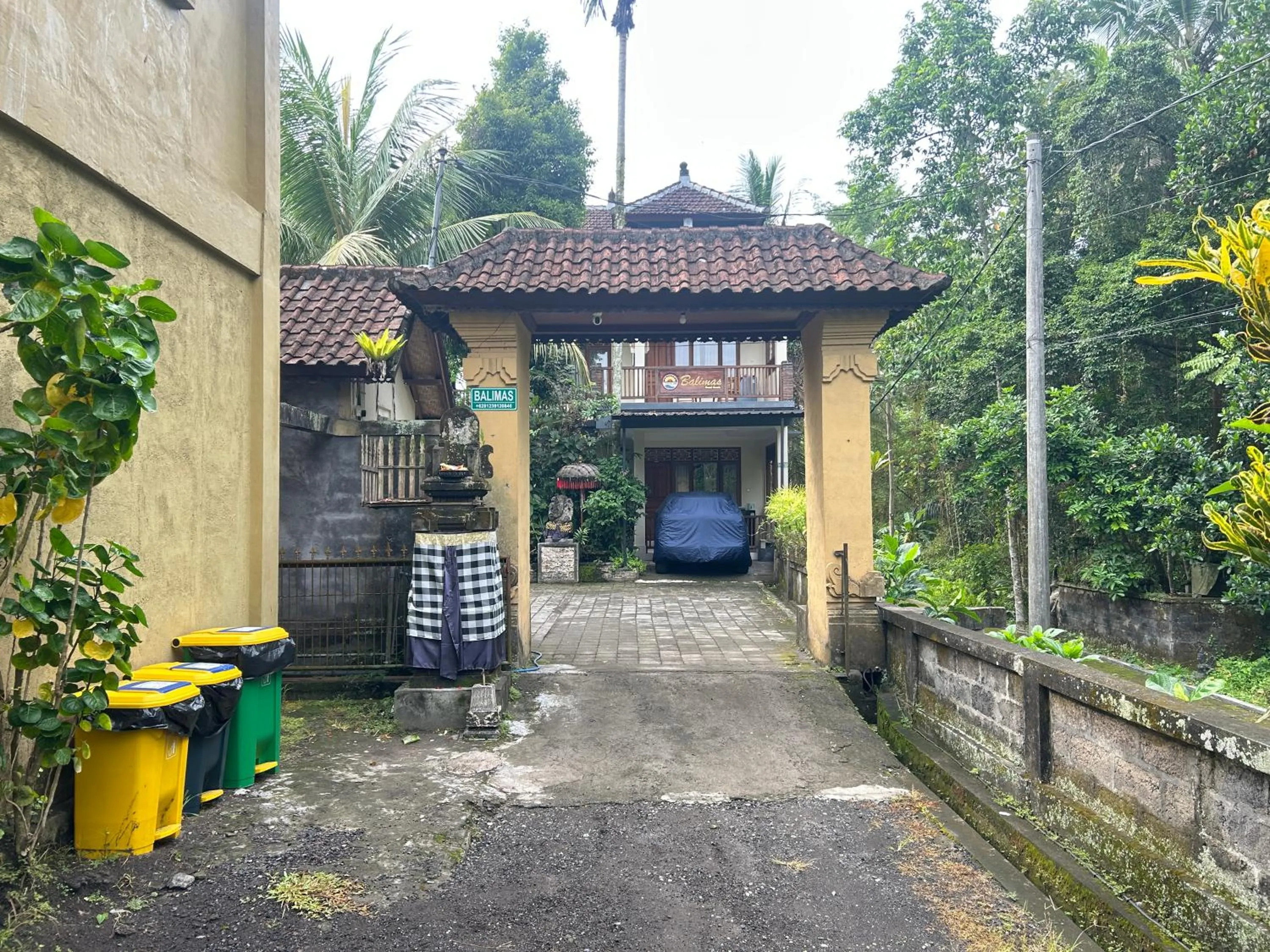Facade/entrance in Balimas Guest House