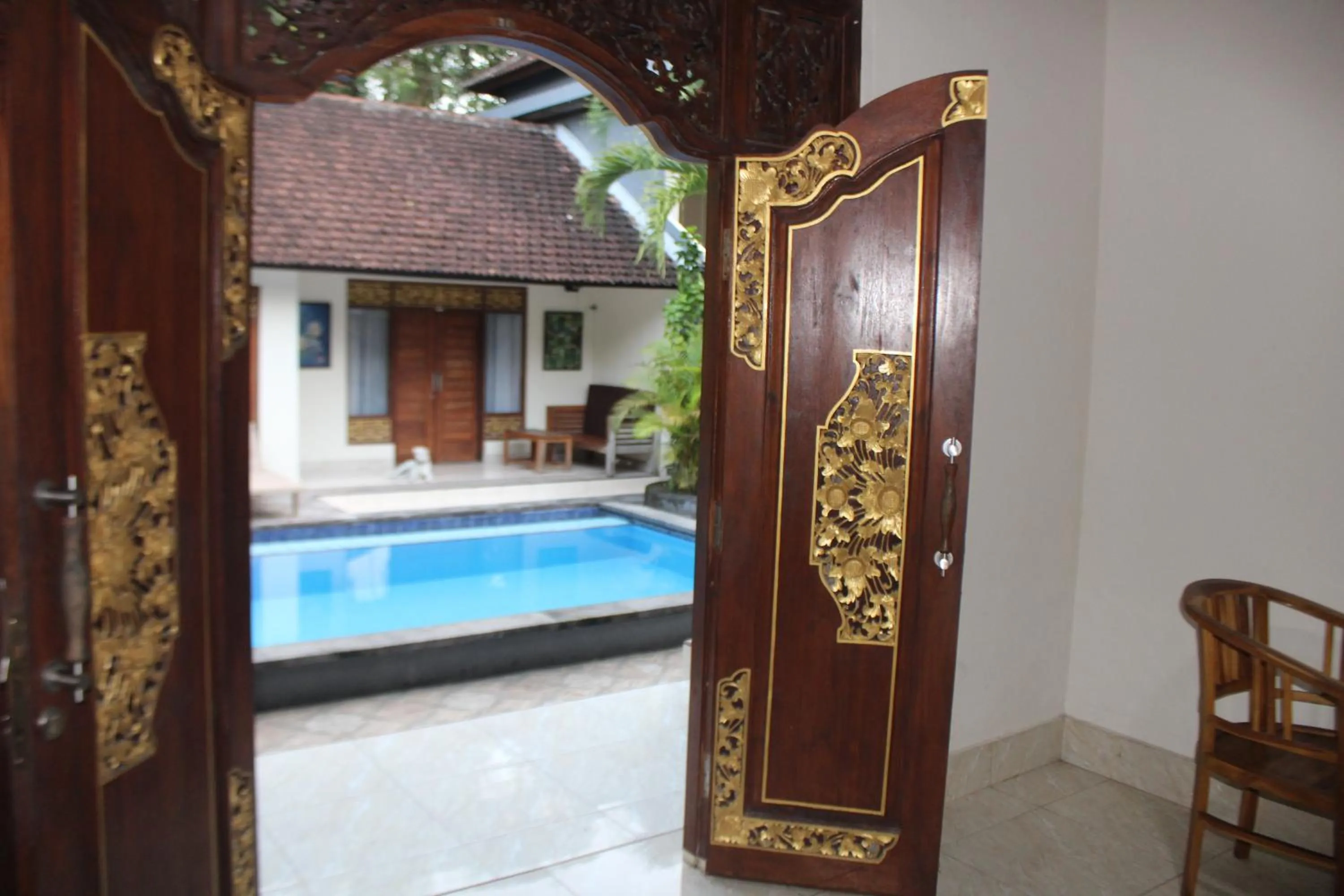 Swimming pool in Balimas Guest House