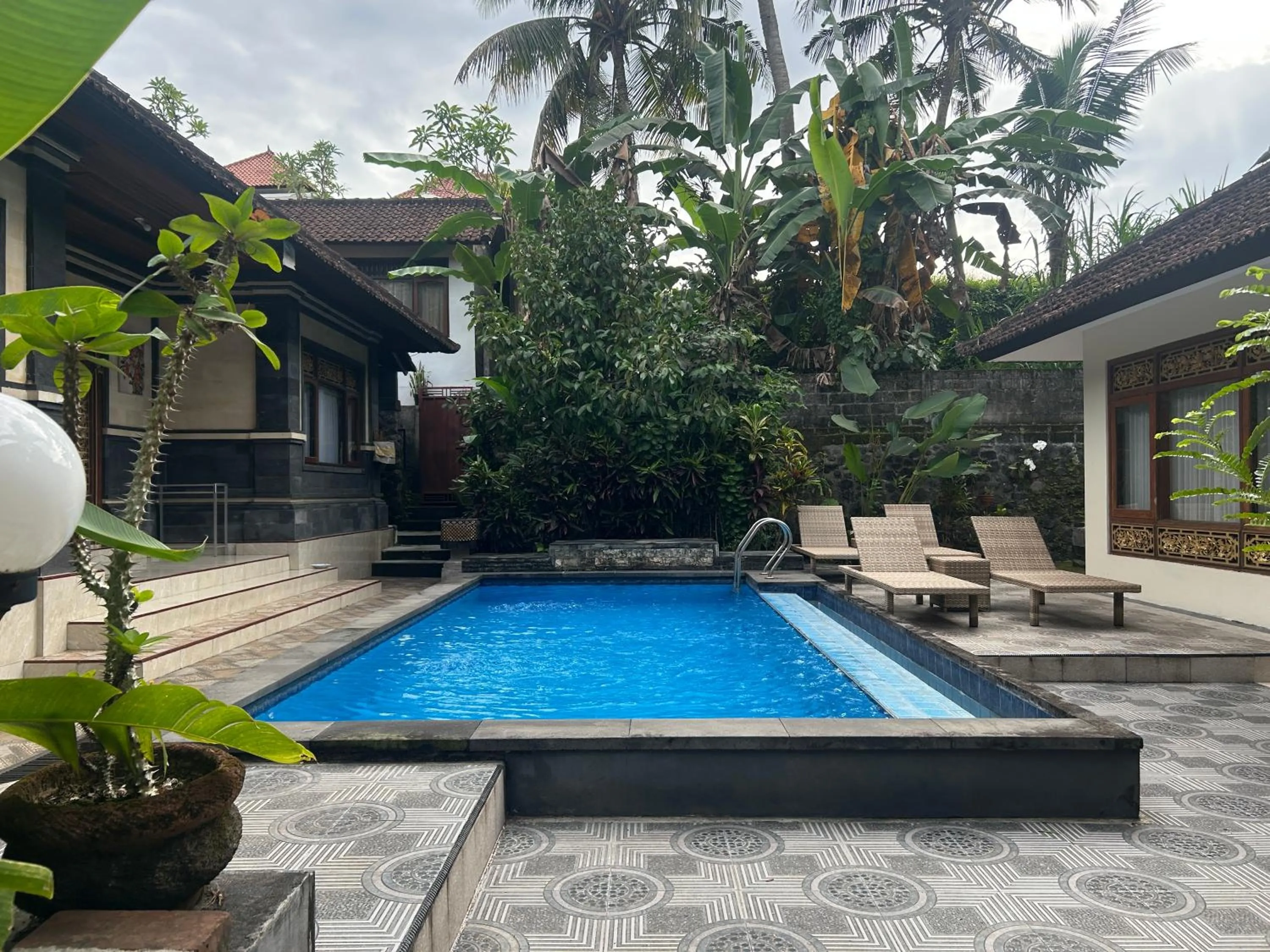 Swimming pool in Balimas Guest House