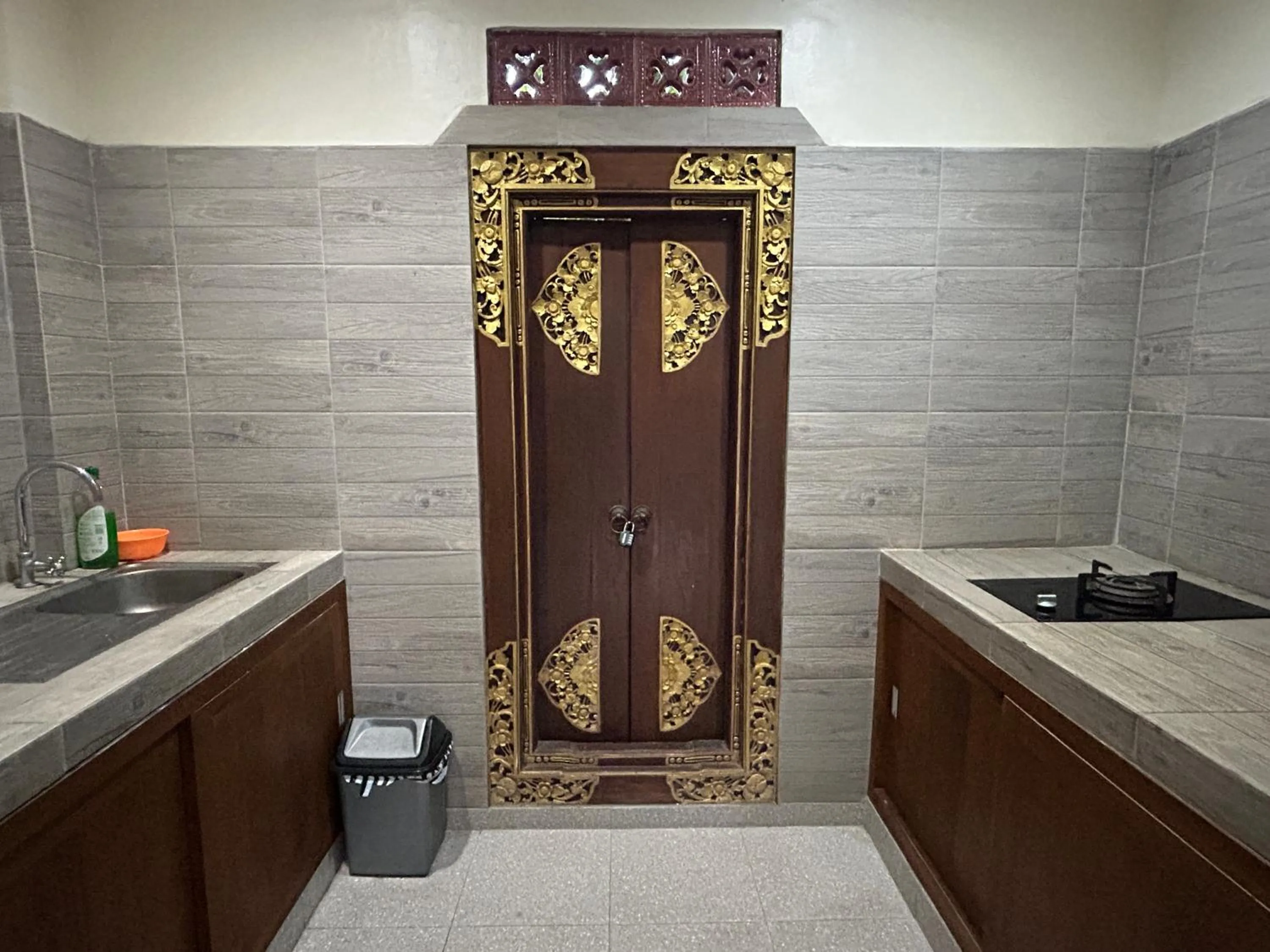 Kitchen or kitchenette in Balimas Guest House